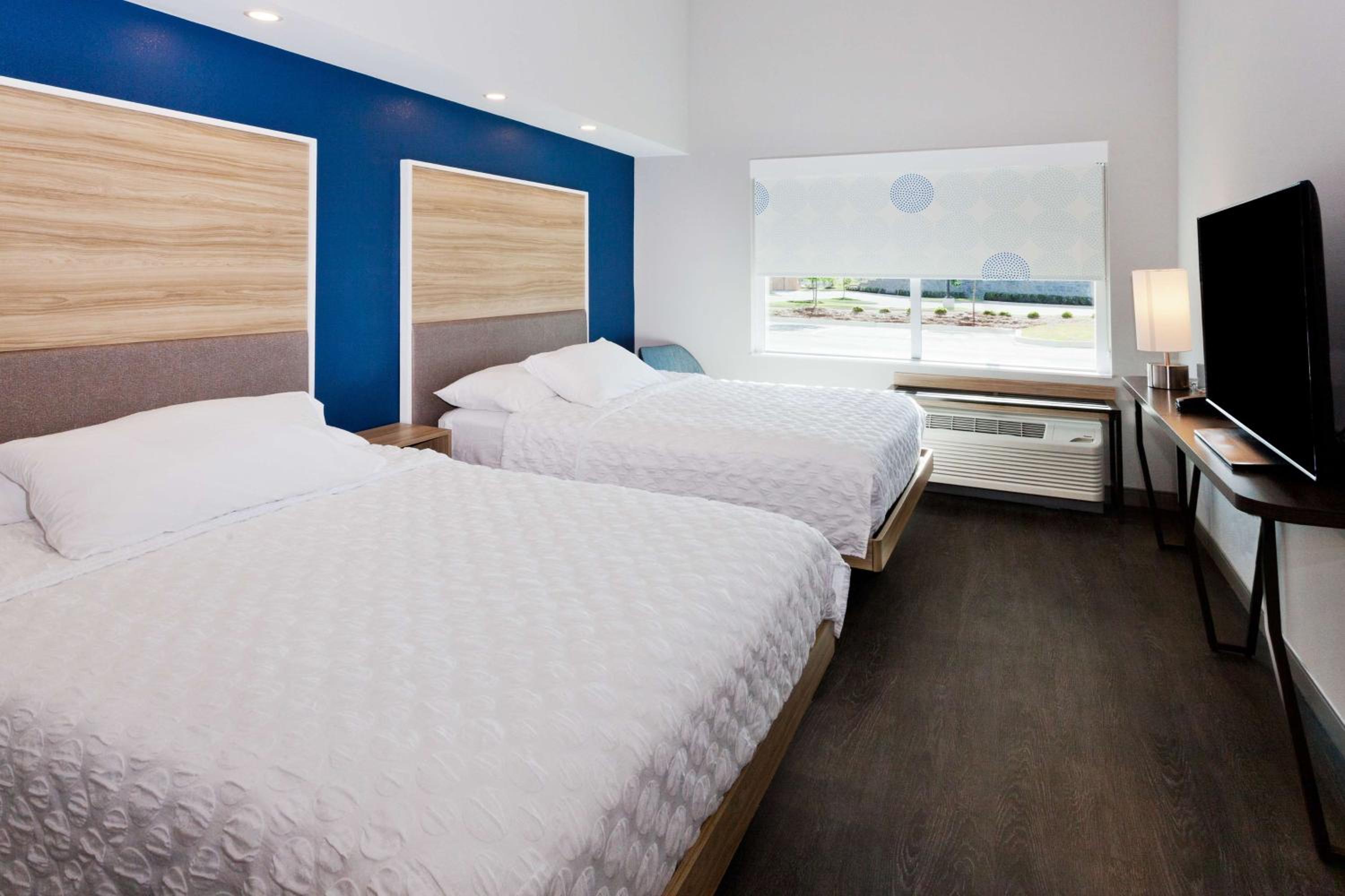Queen Room with Two Queen Beds photo 2