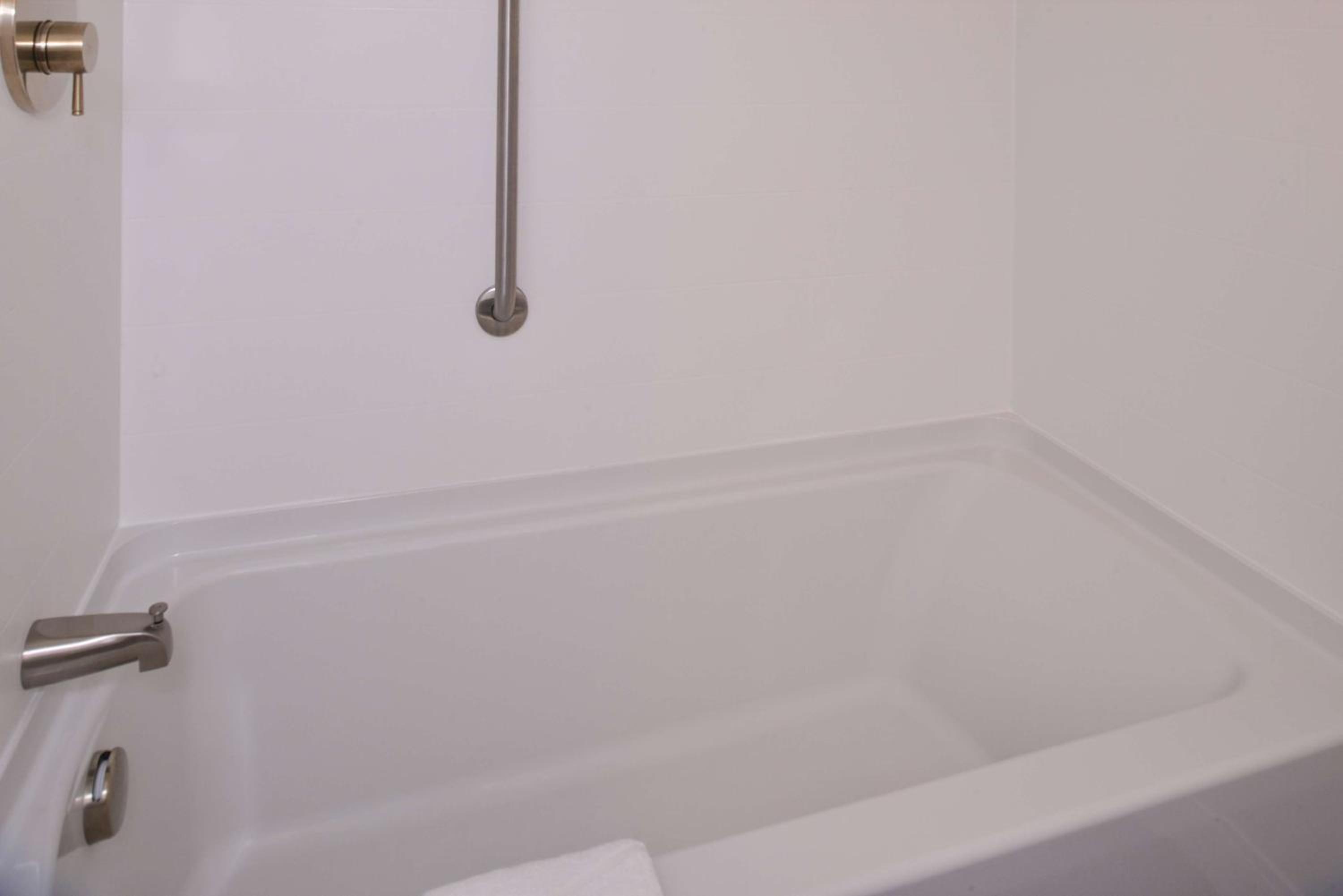 Queen Room with Two Queen Beds (4 Adults) - Photo 5