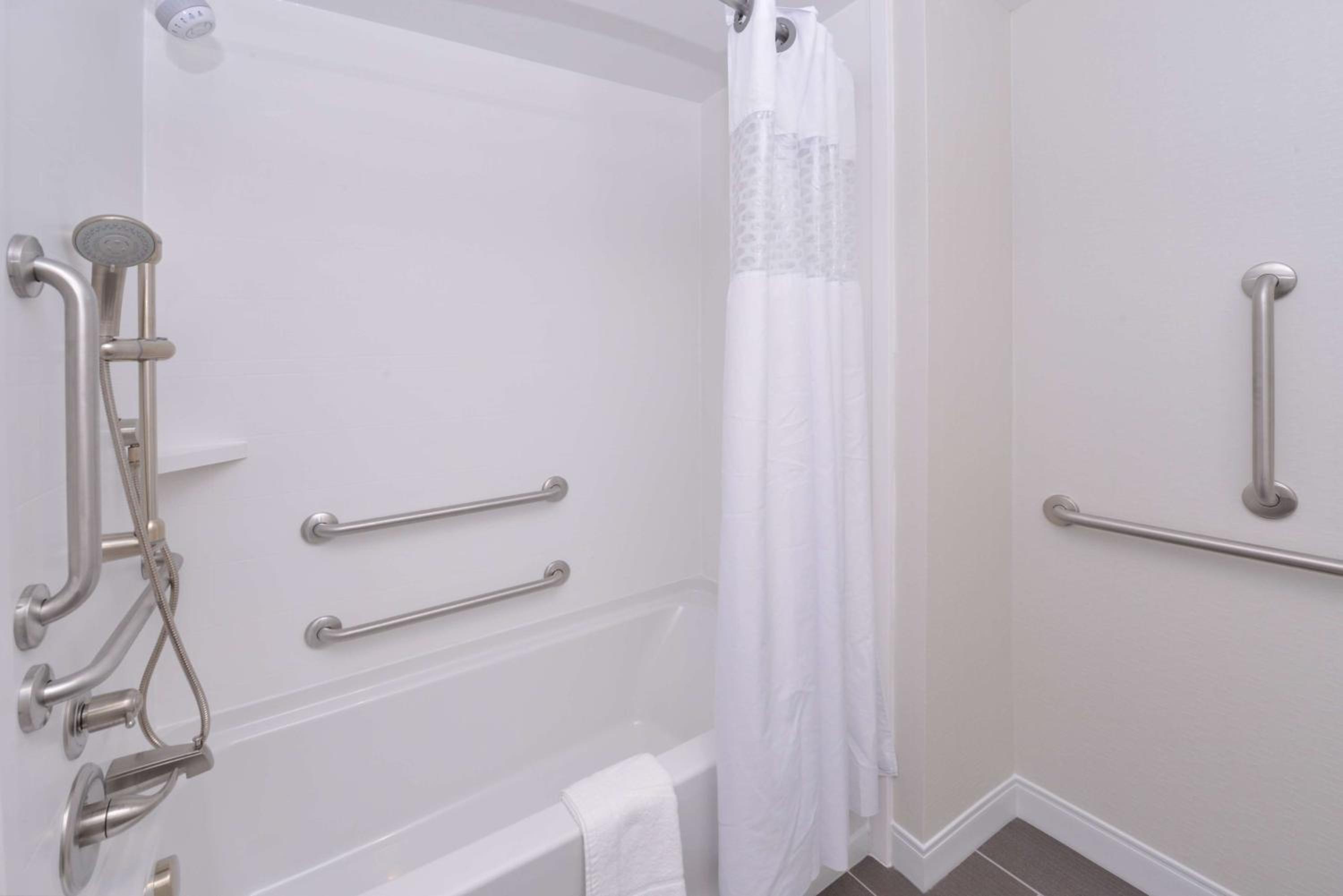 King Room with Accessible Tub - Mobility and Hearing Access/Non-Smoking - Photo 4