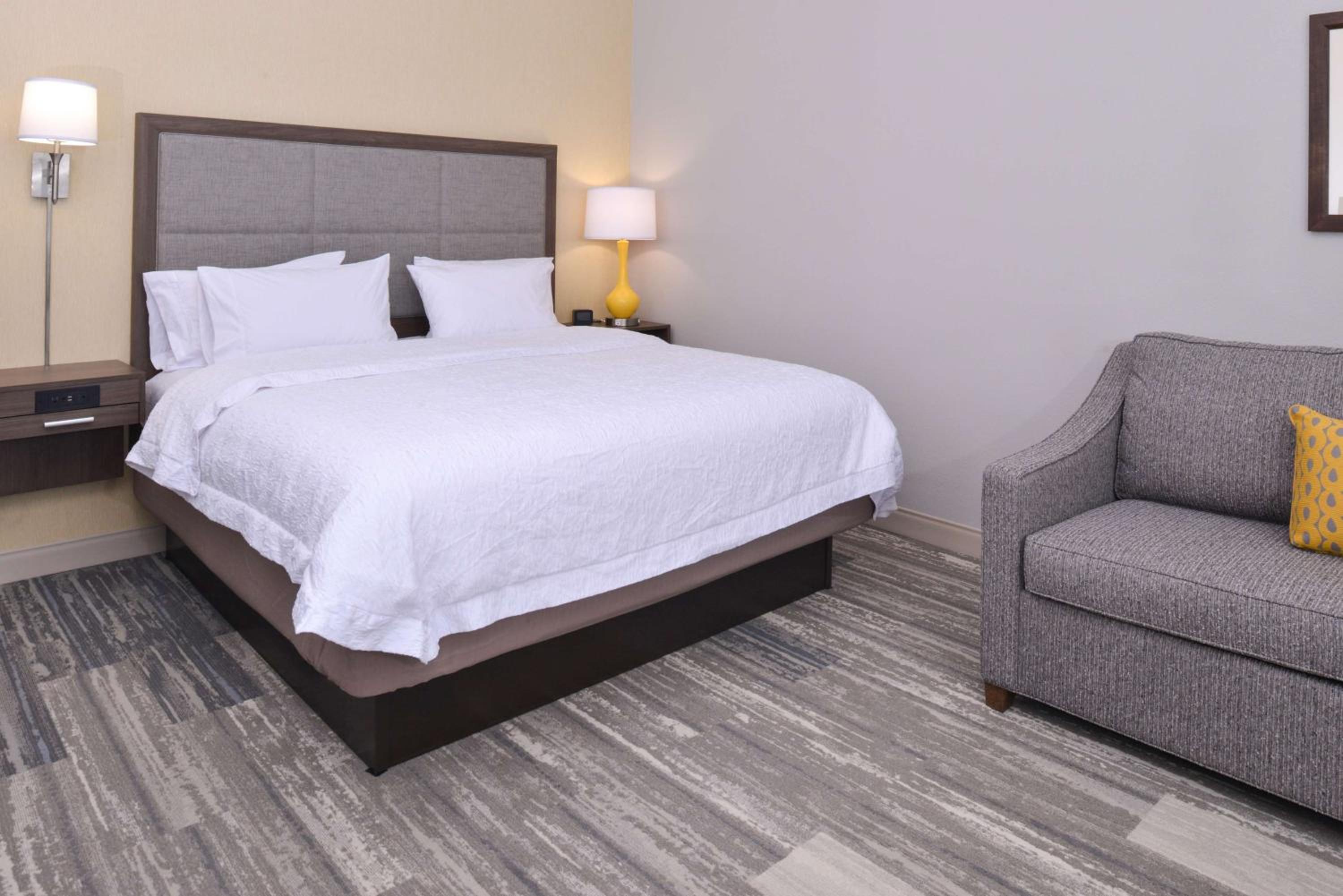 King Room with Sofa Bed - Non-Smoking - Photo 1