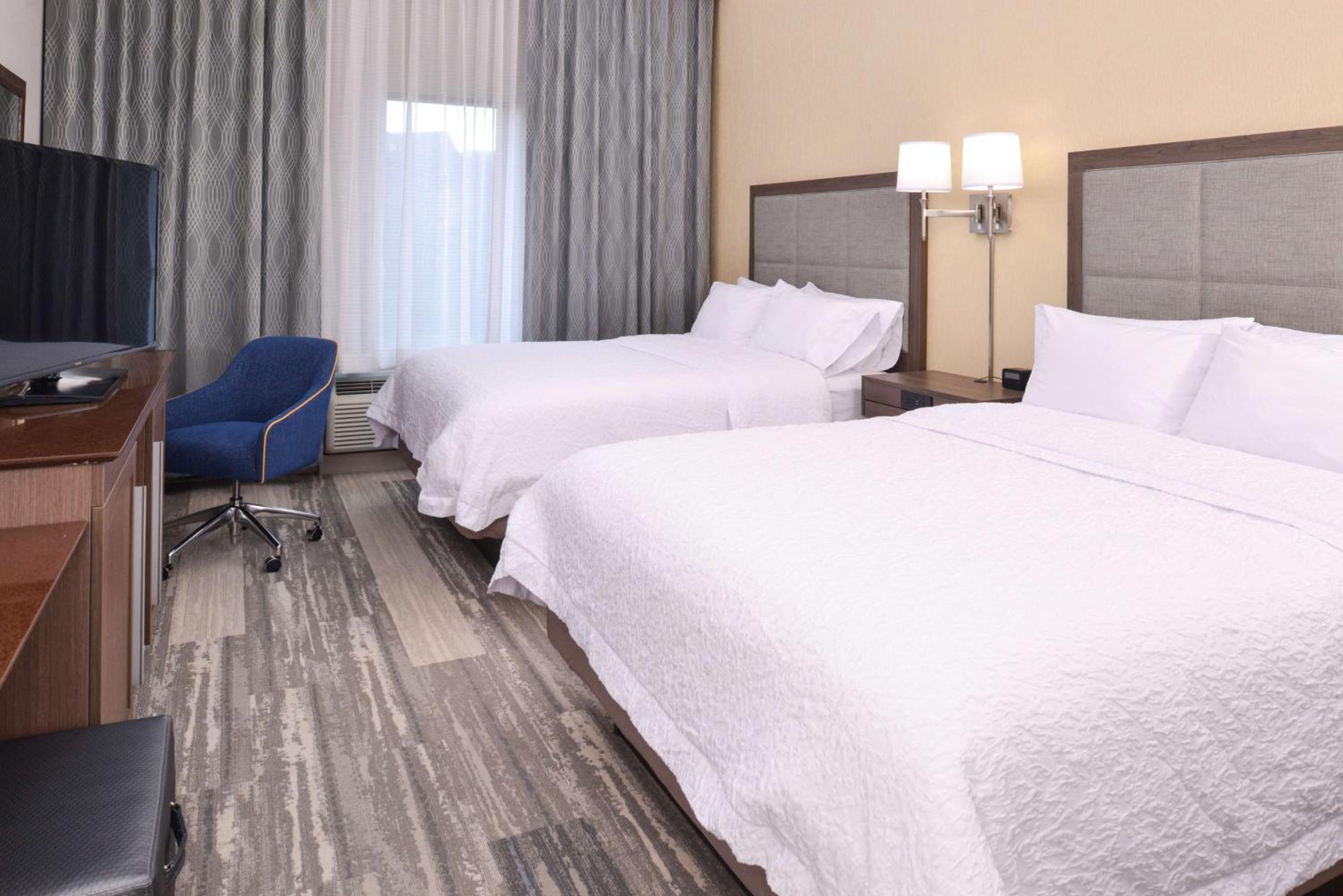 Queen Room with Two Queen Beds (4 Adults) - Photo 3