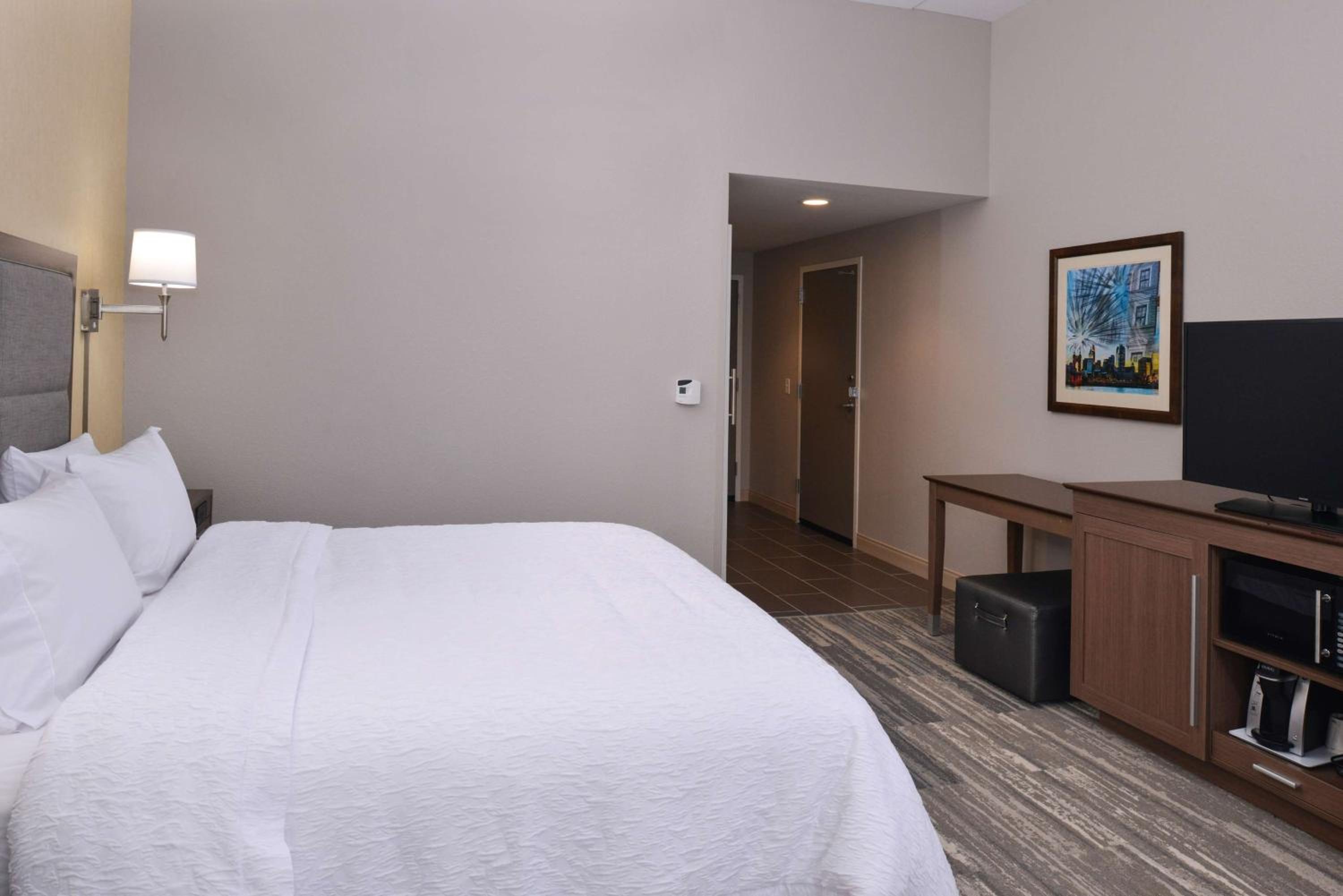 King Room with Accessible Tub - Mobility and Hearing Access/Non-Smoking - Photo 6