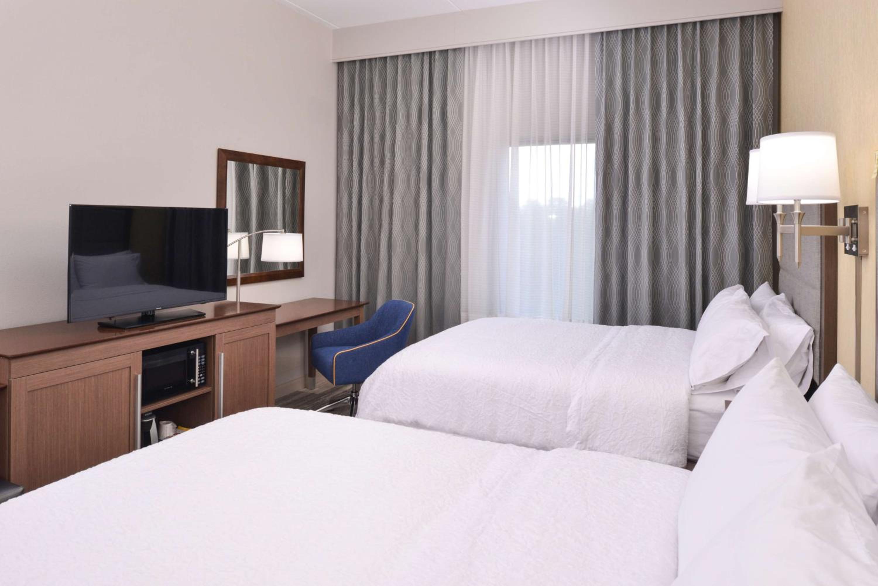 Queen Room with Two Queen Beds (4 Adults) - Photo 4