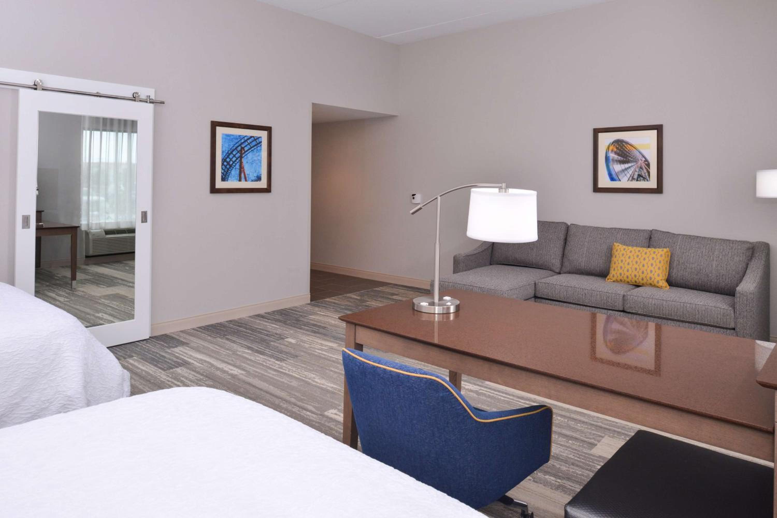Queen Studio Suite with Two Queen Beds - Non-Smoking - Photo 4