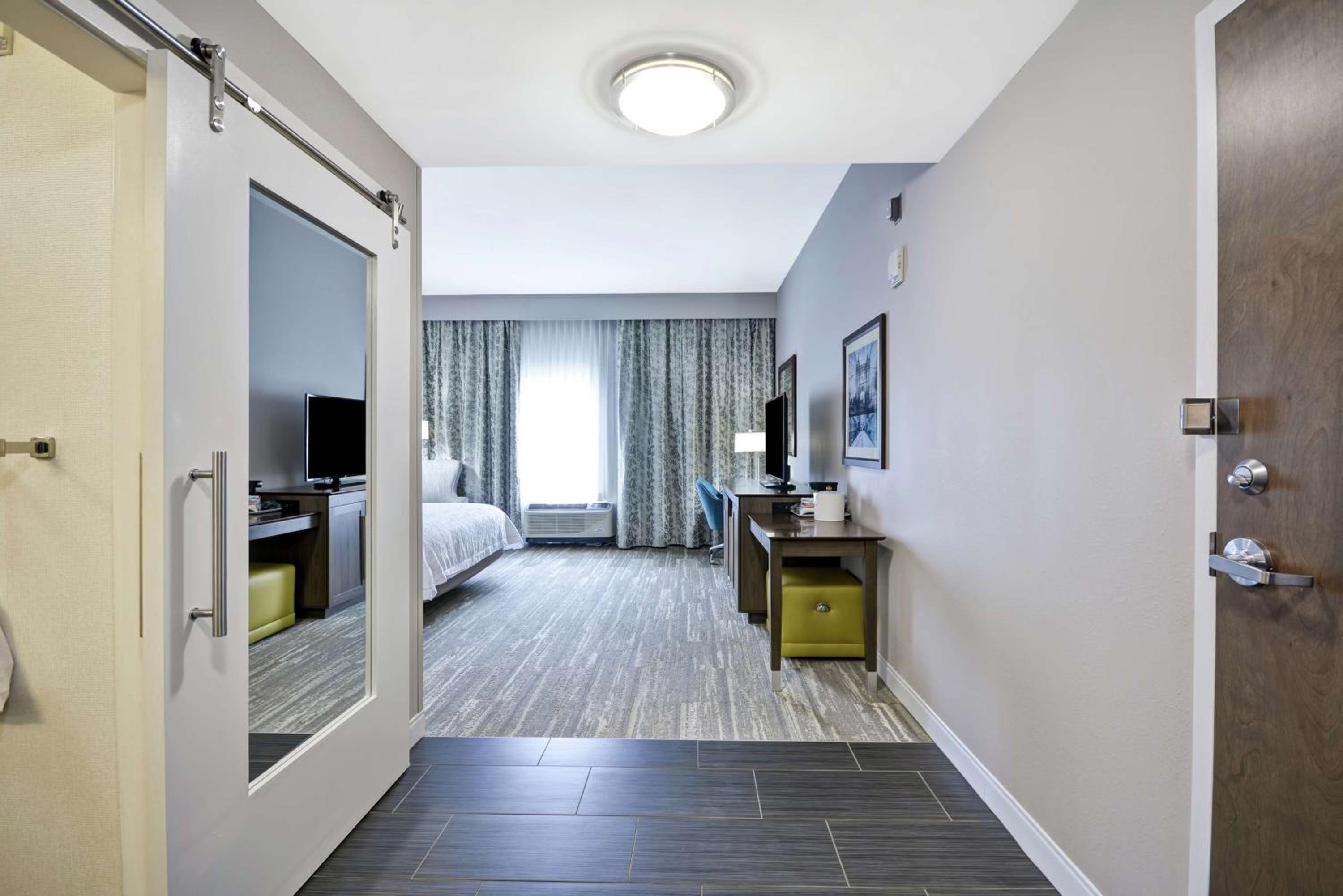 King Room with Sofa Bed - Hearing Accessible/Non-Smoking photo 1