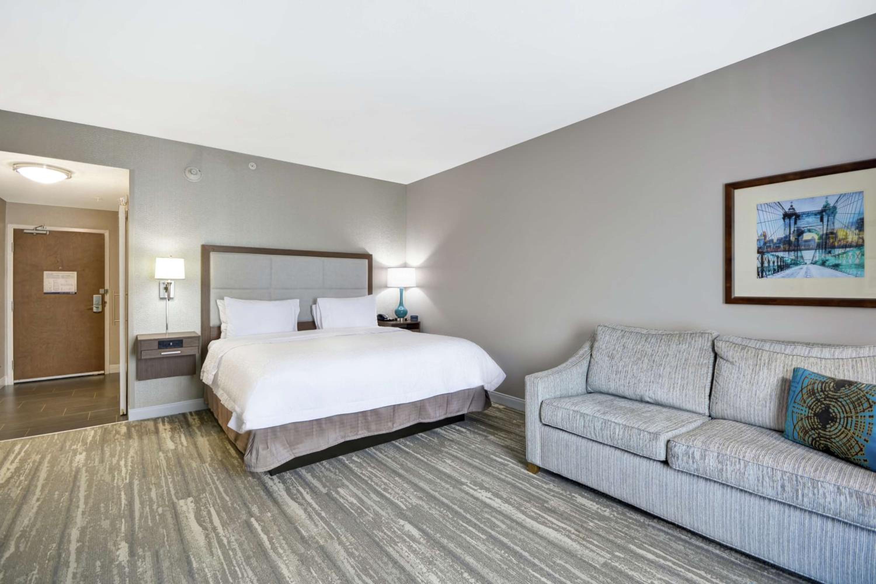 King Room with Sofa Bed - Hearing Accessible/Non-Smoking photo 2