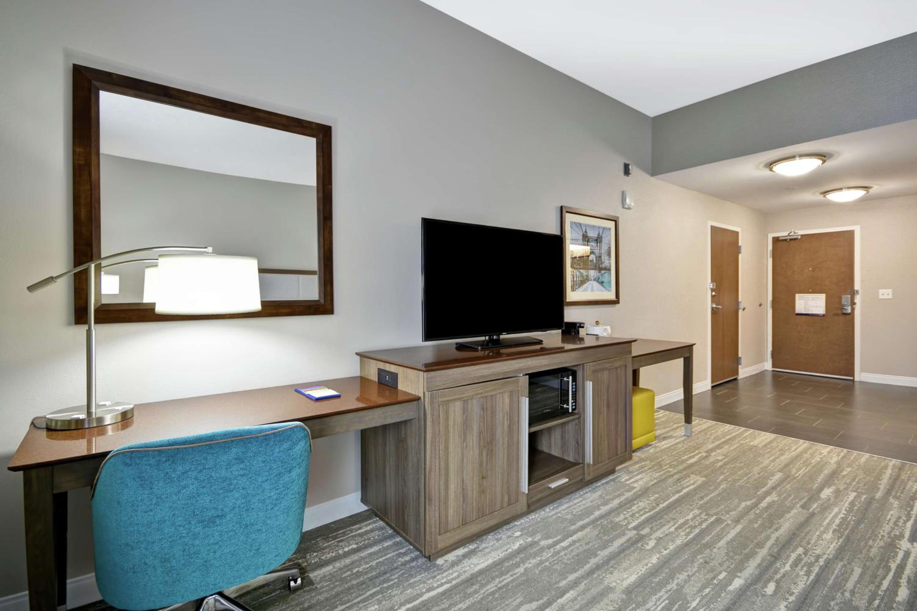 King Room with Sofa Bed - Hearing Accessible/Non-Smoking photo 3