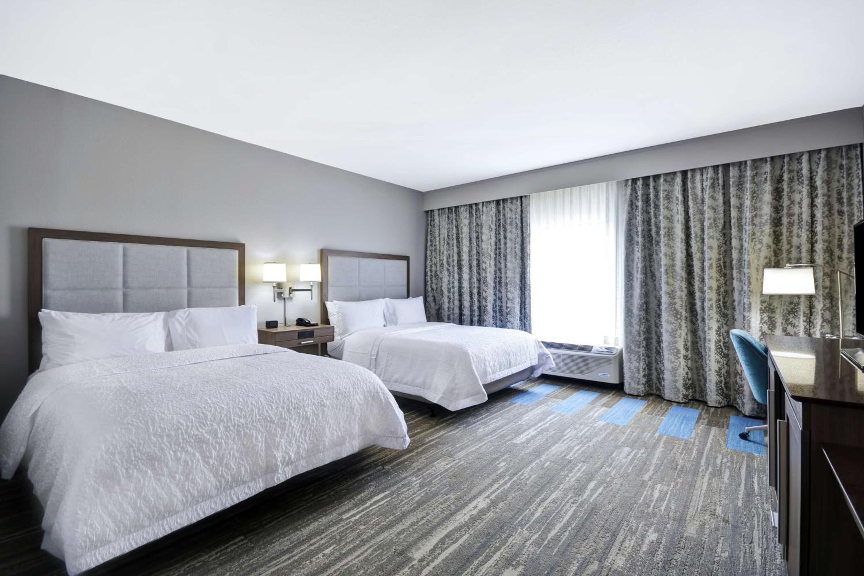 Queen Room with Two Queen Beds - Mobility Access/Non-Smoking photo 2