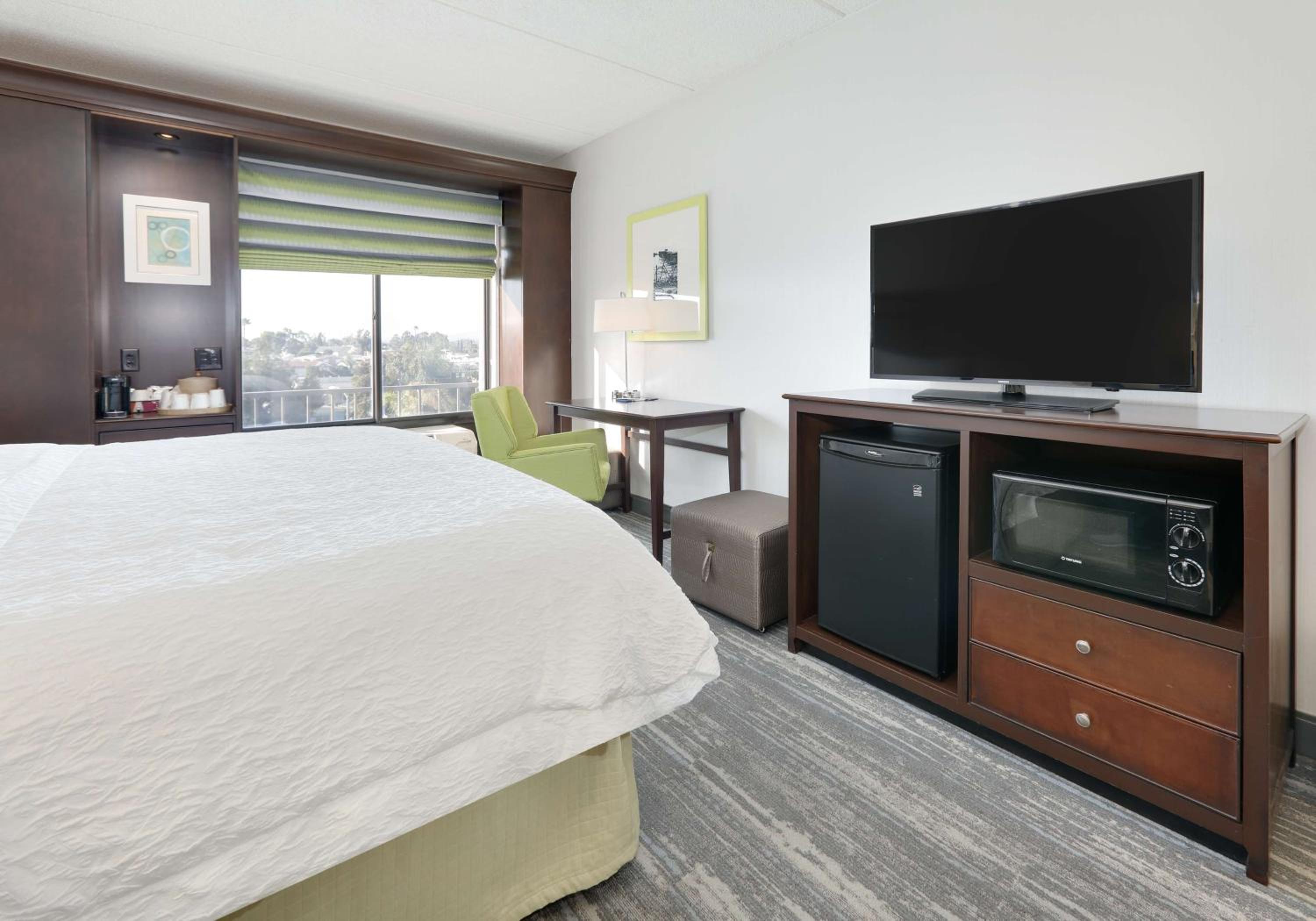 King Room with Sofa Bed - Non-Smoking - Photo 2