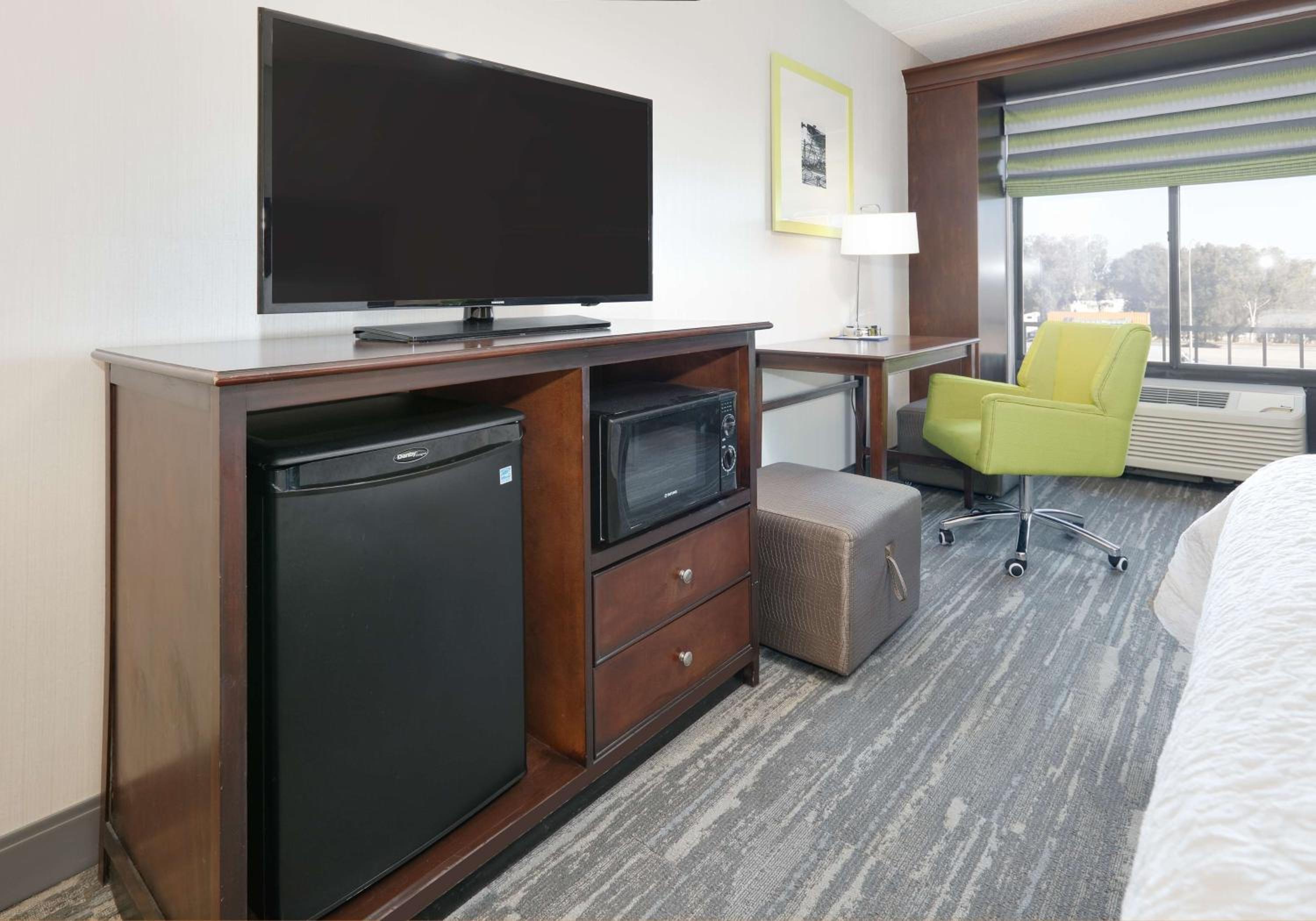 King Room with King Bed - Non-Smoking - Photo 4