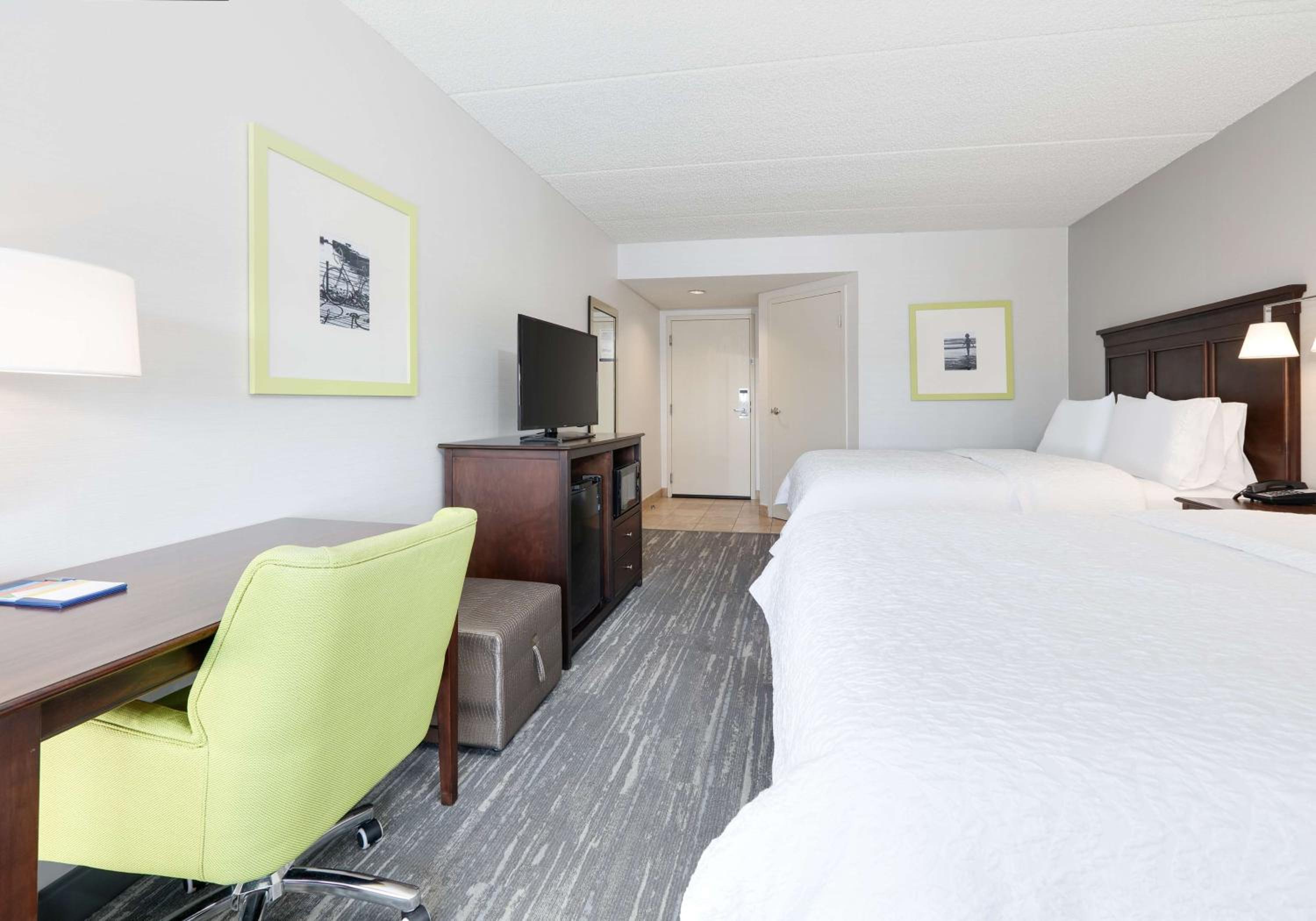 Room with Two Queen Beds - Non-Smoking - Photo 4