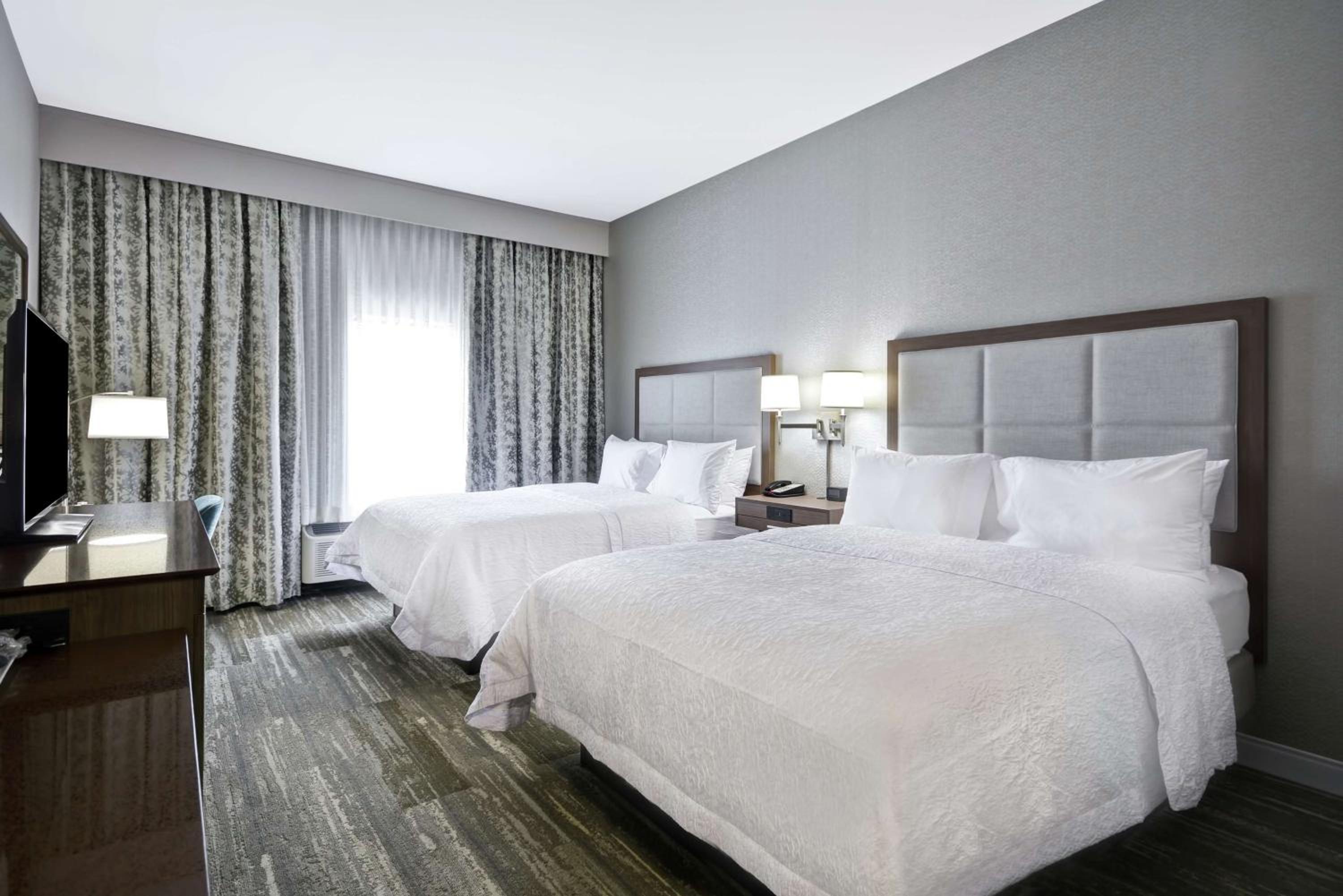 Queen Room with Two Queen Beds - Mobility Access/Non-Smoking photo 3