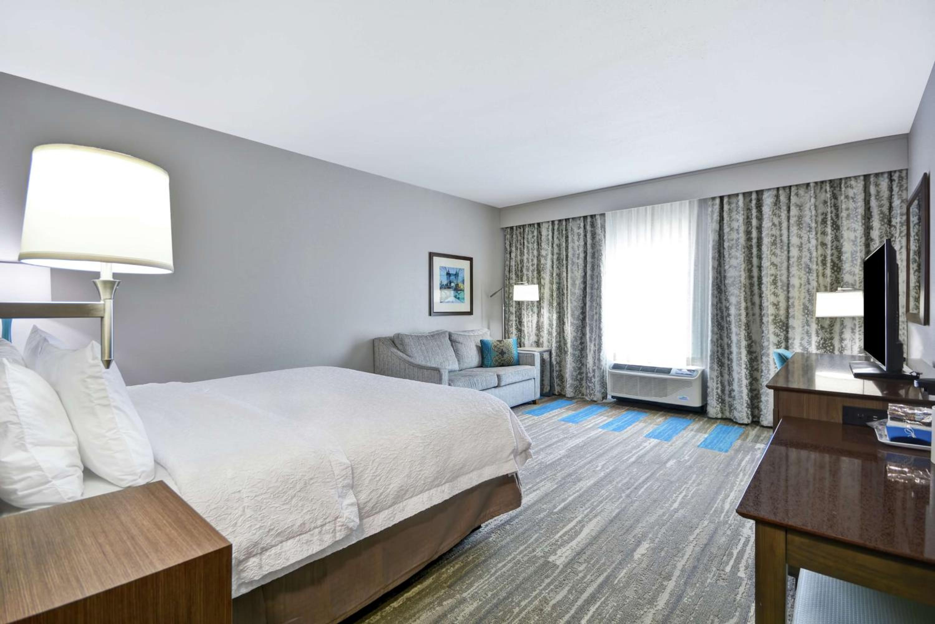 King Room with Sofa Bed - Mobility Access/Non-Smoking photo 3