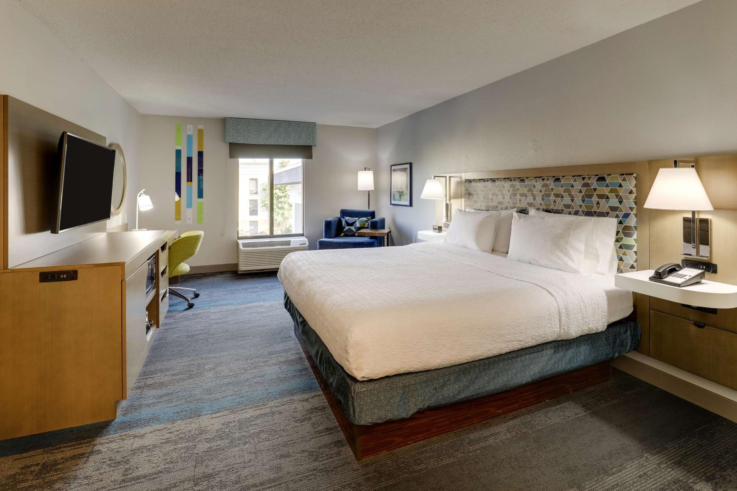 King Room with King Bed - Non-Smoking - Photo 1