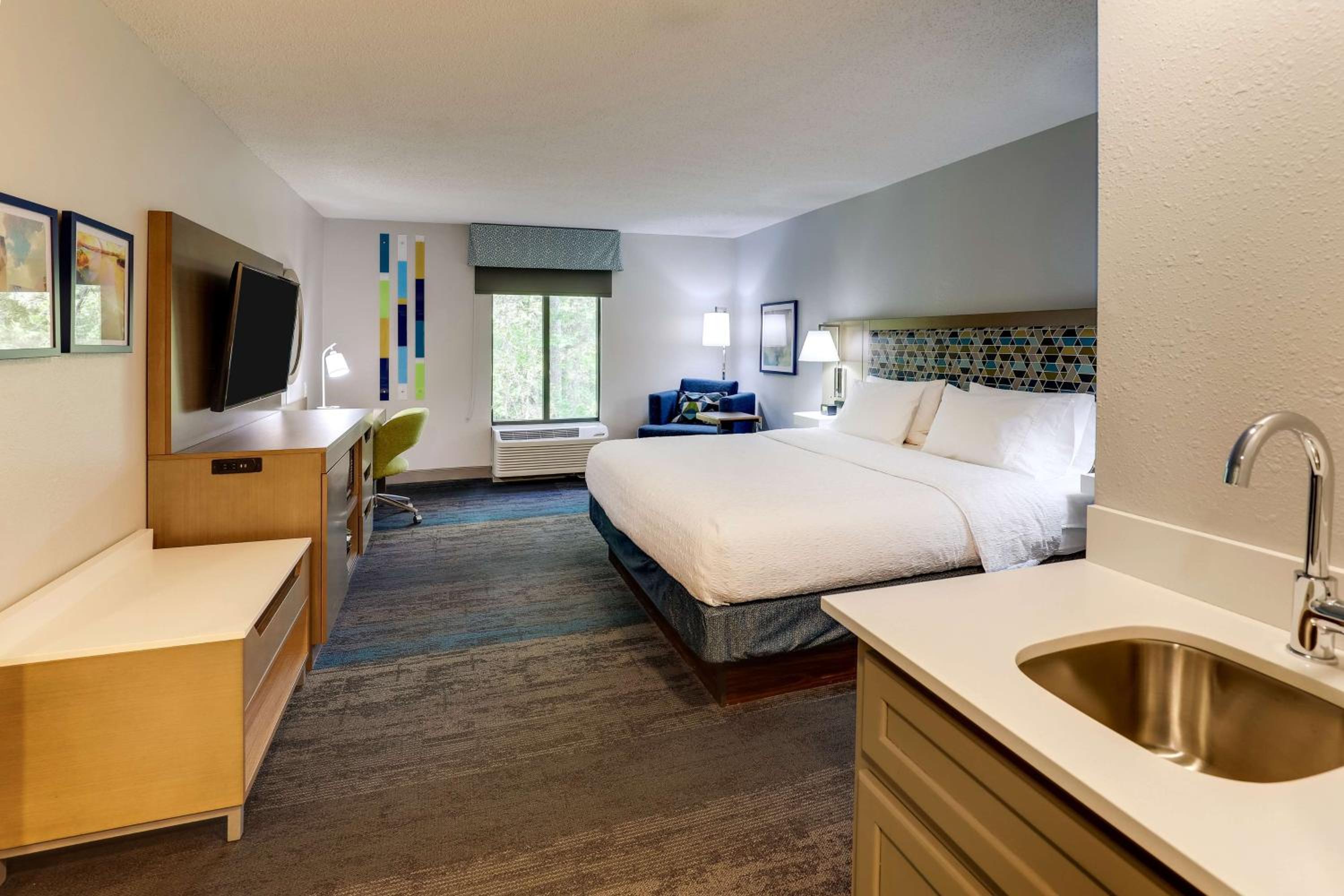 Deluxe King Room with Walk-In Shower - Photo 1