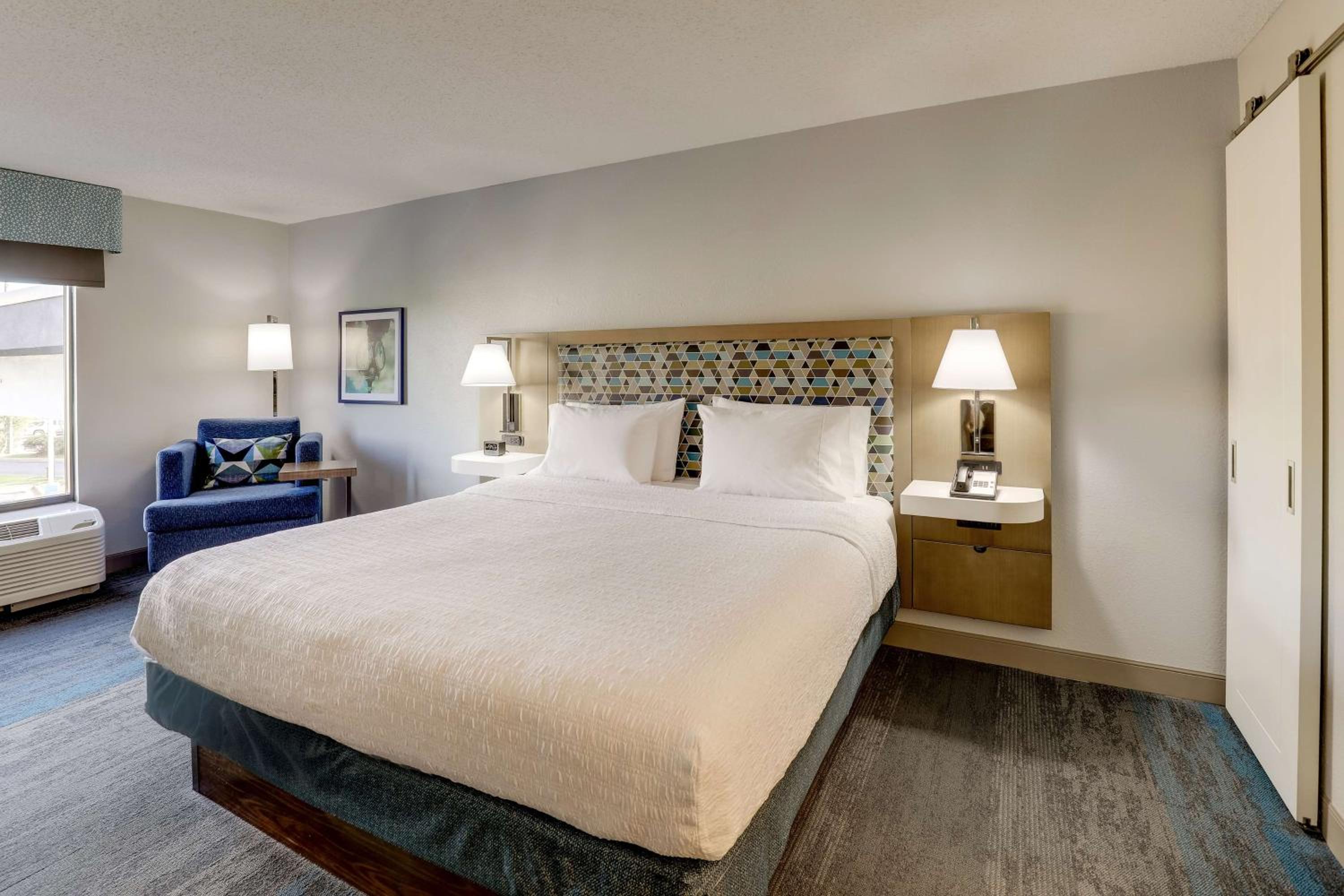 King Room with King Bed - Non-Smoking - Photo 6