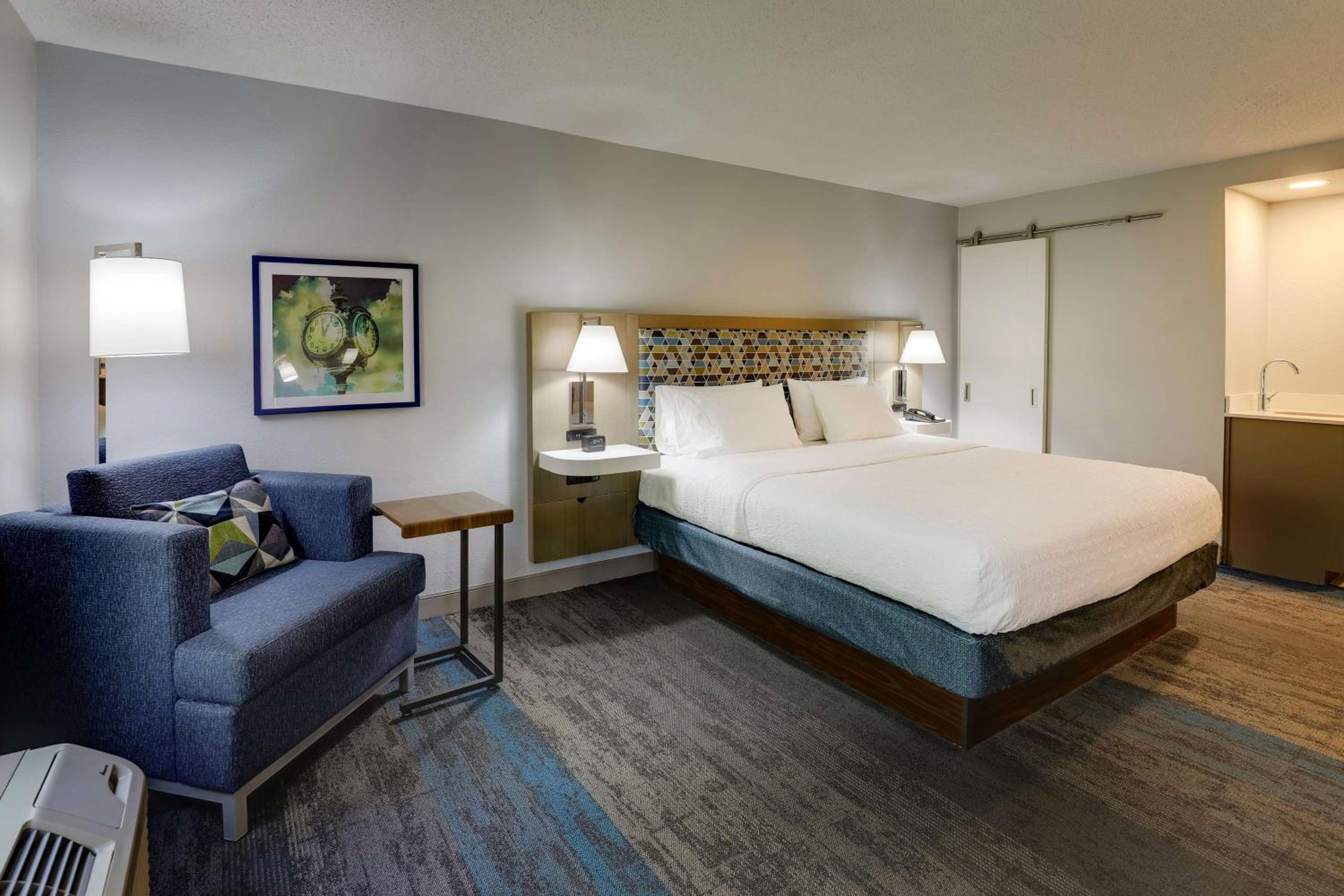 Deluxe King Room with Walk-In Shower - Photo 3
