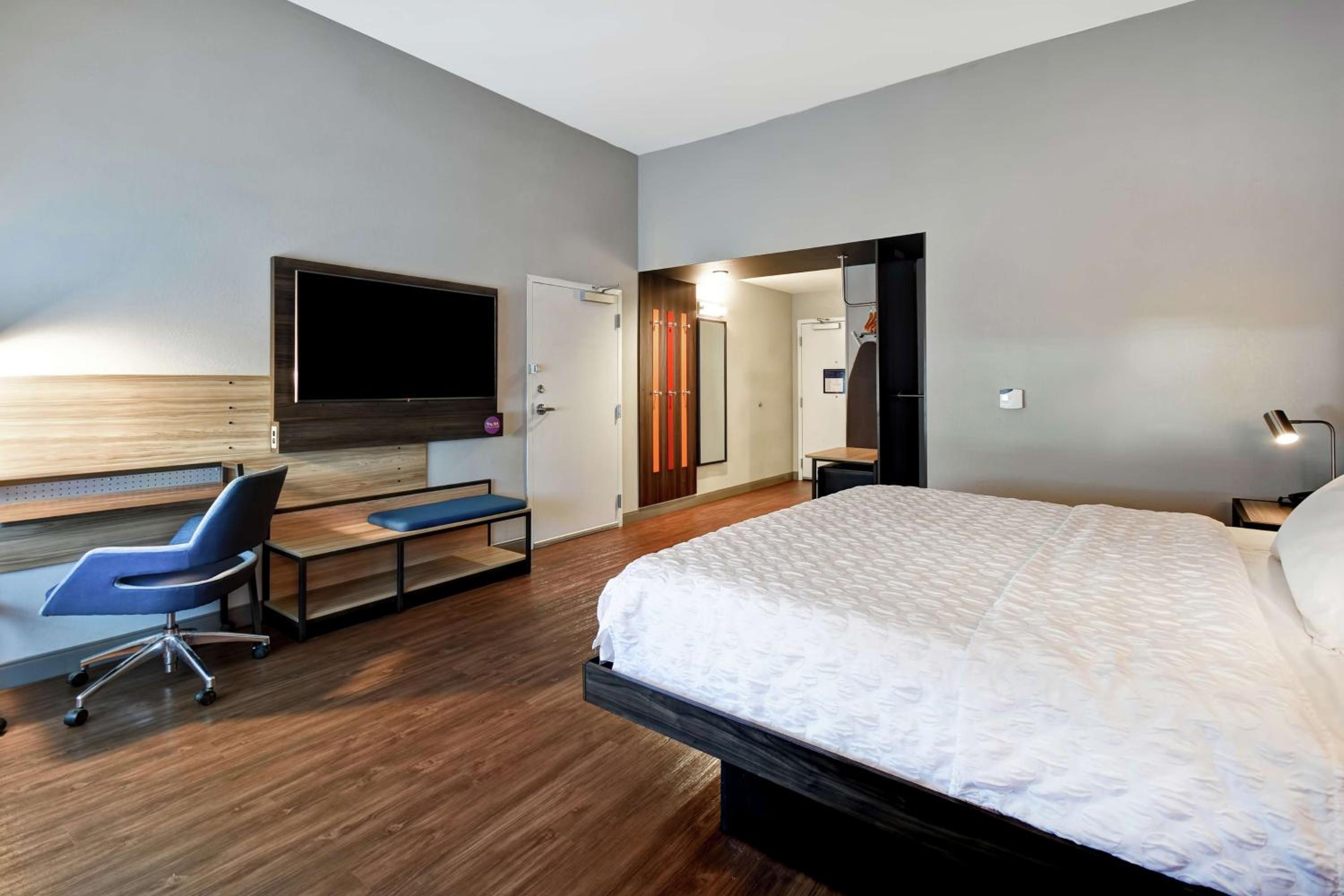 King Room with Roll-In Shower - Mobility and Hearing Access - Photo 1