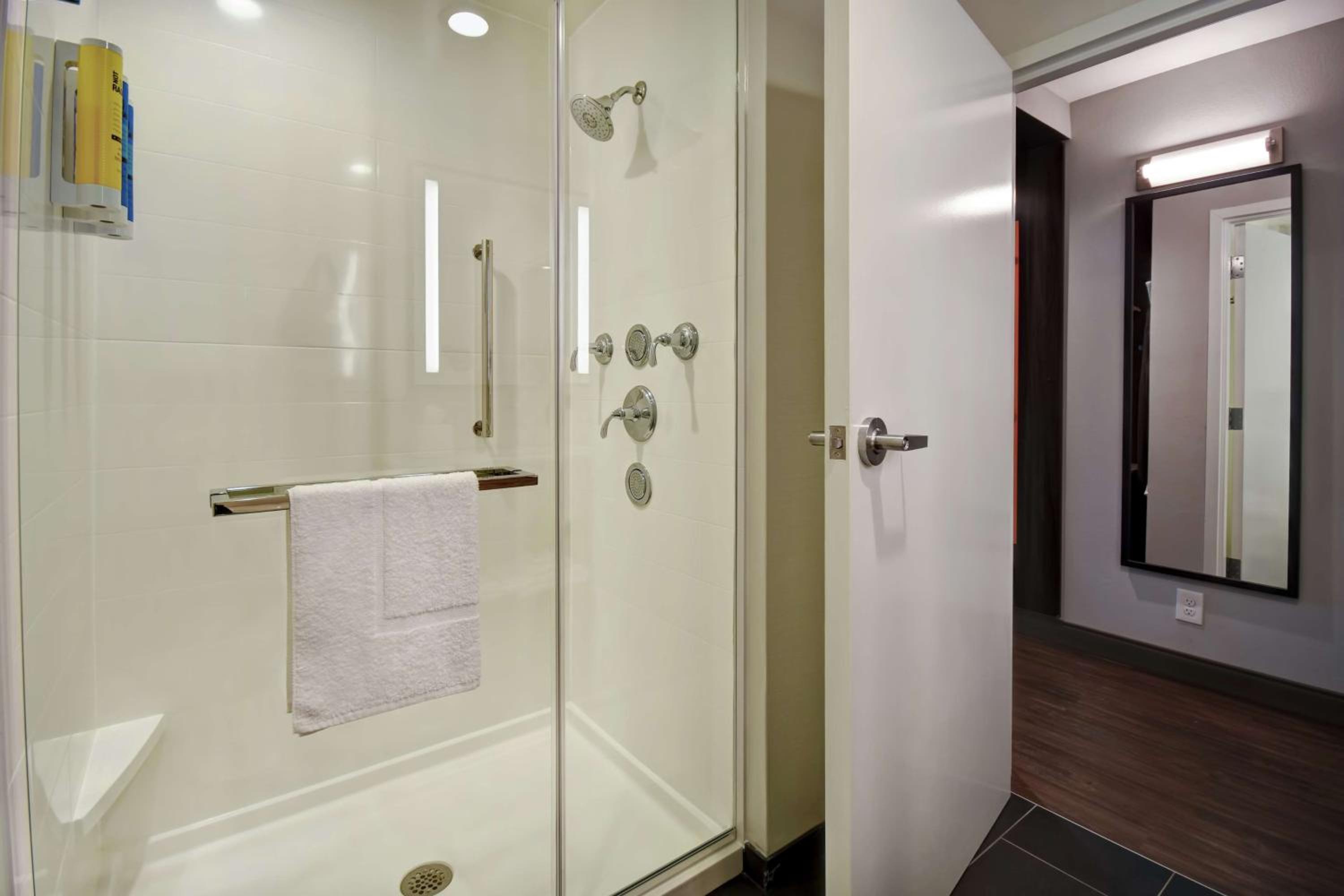 King Room - Hearing Access - Photo 3