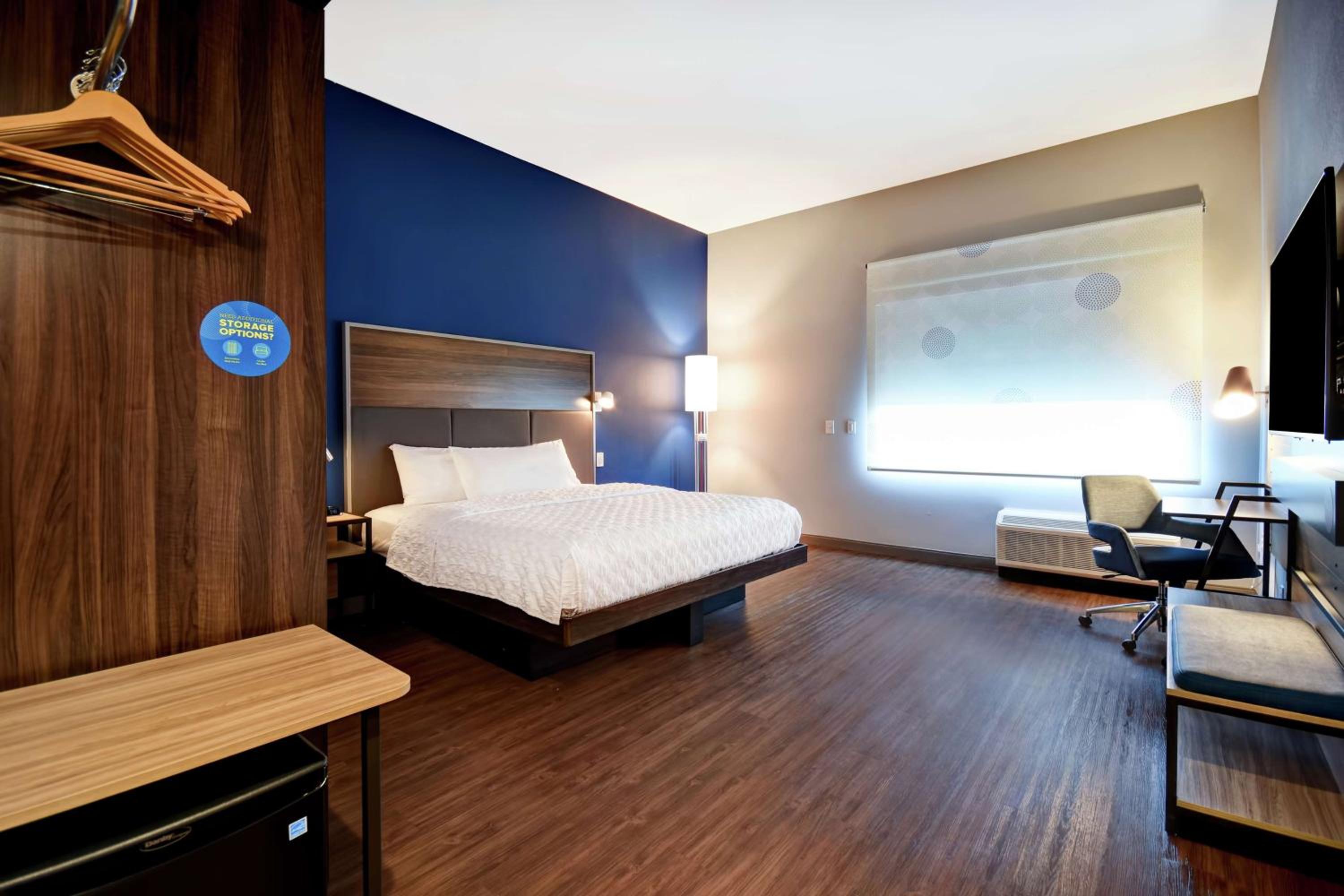King Room with Roll-In Shower - Mobility and Hearing Access - Photo 2