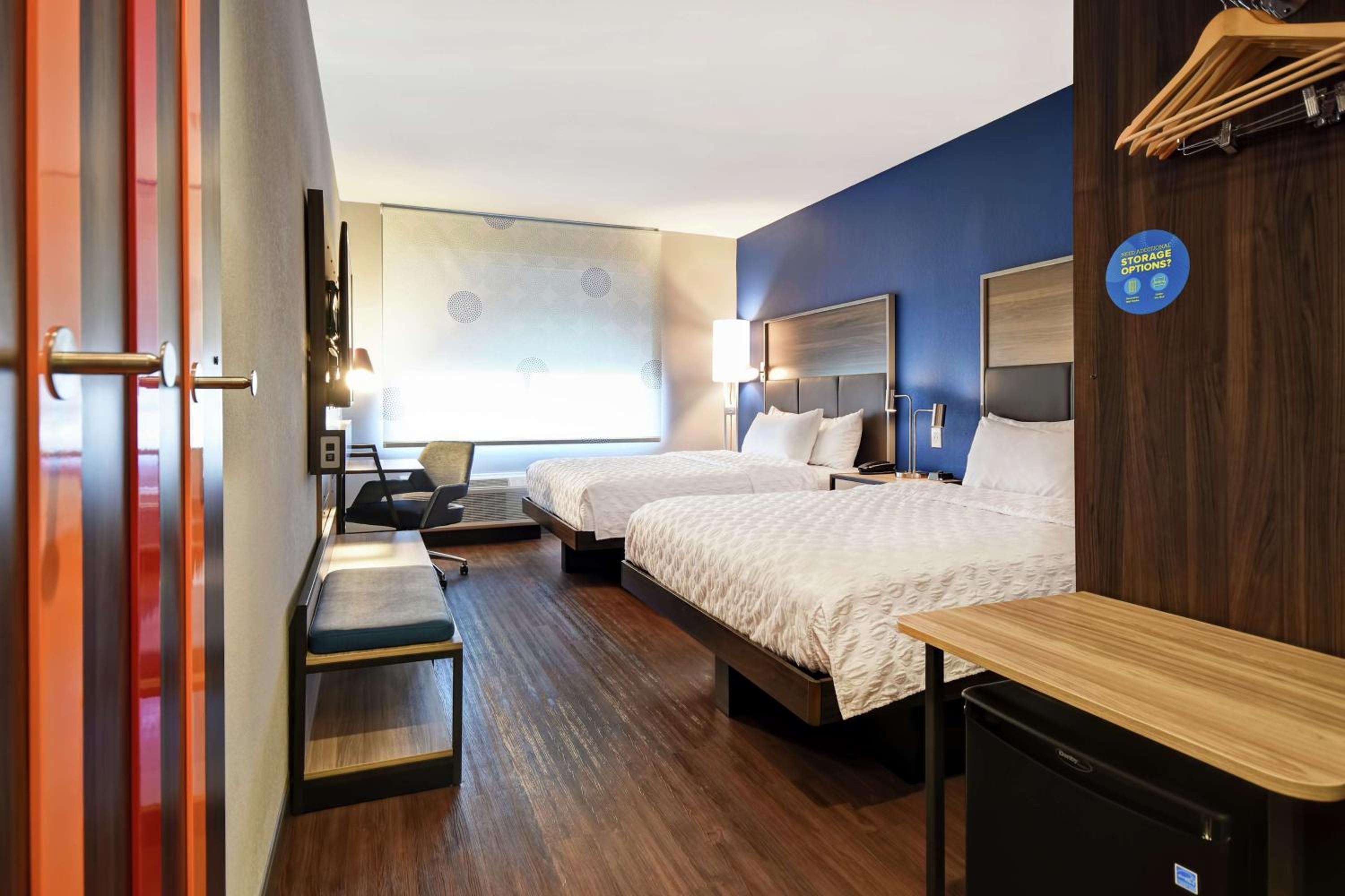 Queen Room with Two Queen Beds - Photo 5