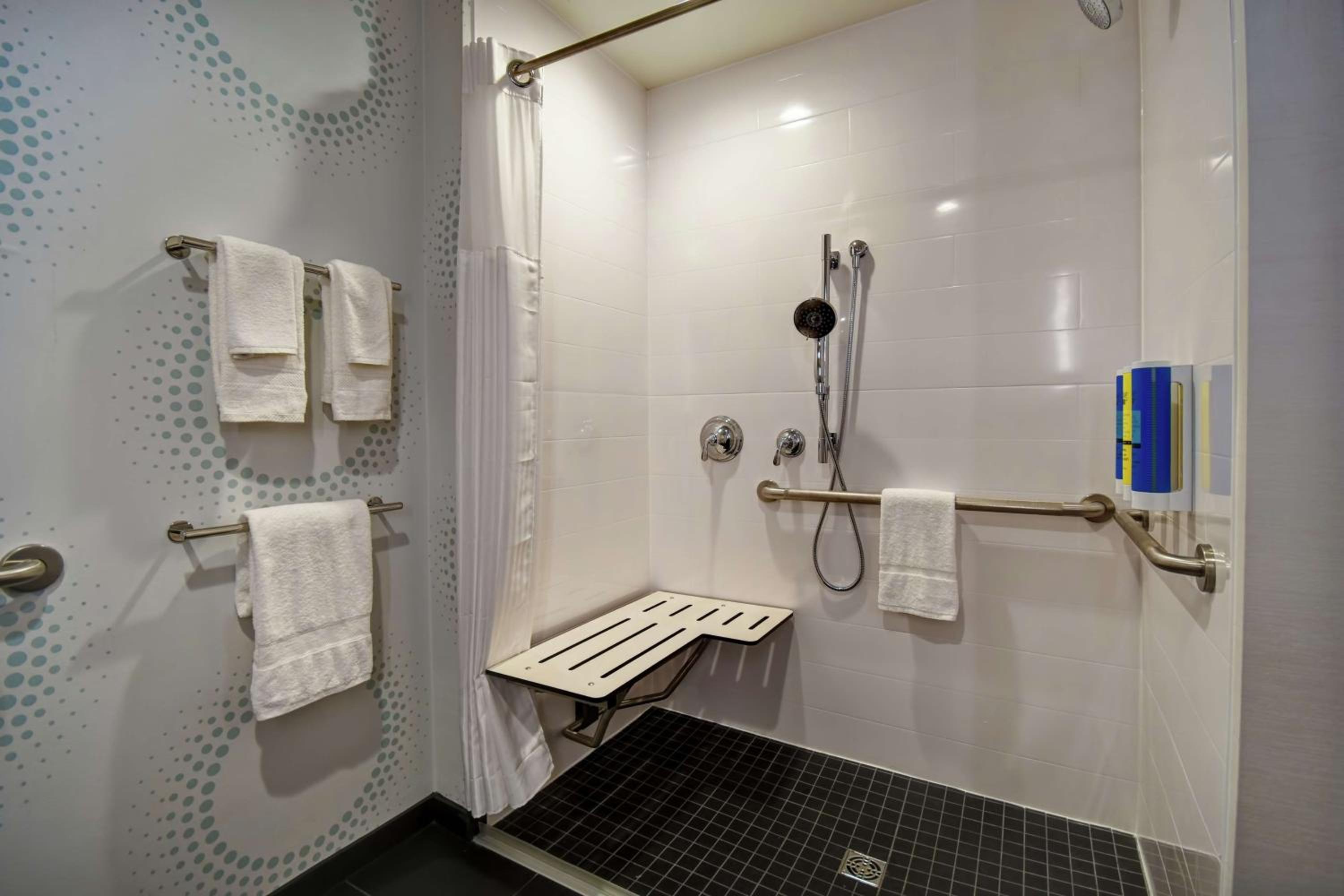 King Room with Roll-In Shower - Mobility and Hearing Access - Photo 3