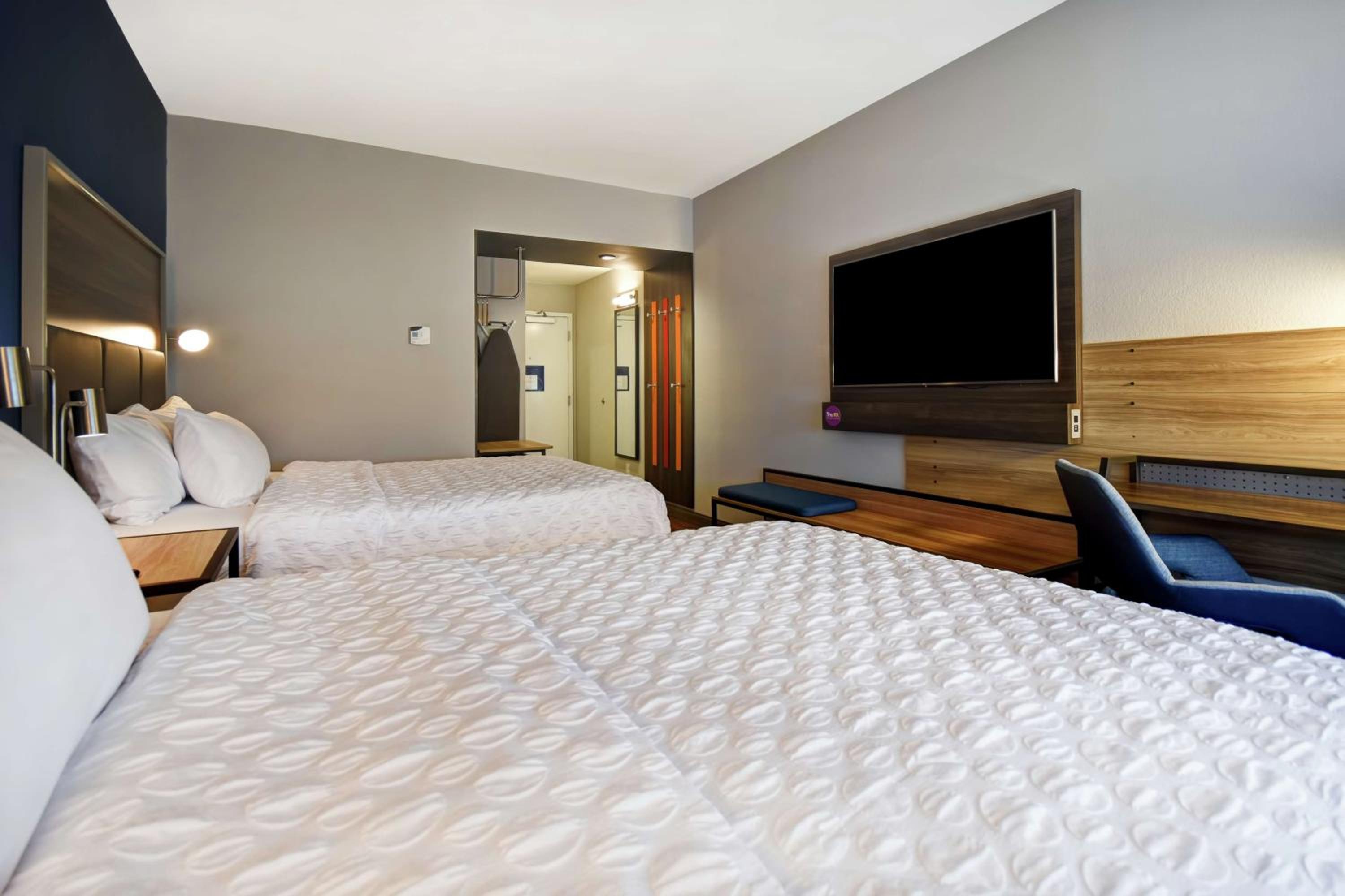 Queen Room with Two Queen Beds - Photo 2