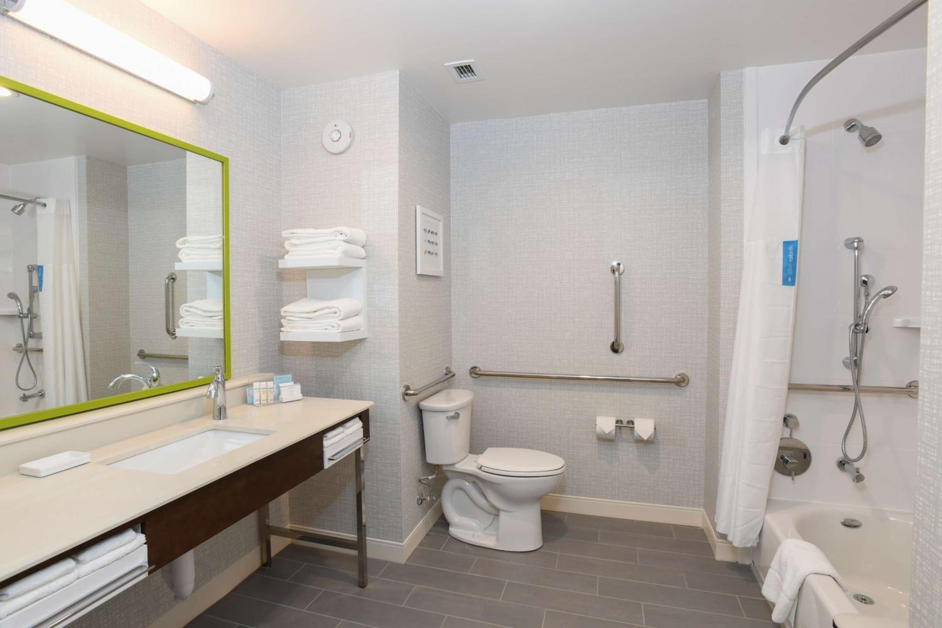 Queen Room with Bath Tub - Mobility Access/Non-Smoking - Photo 5