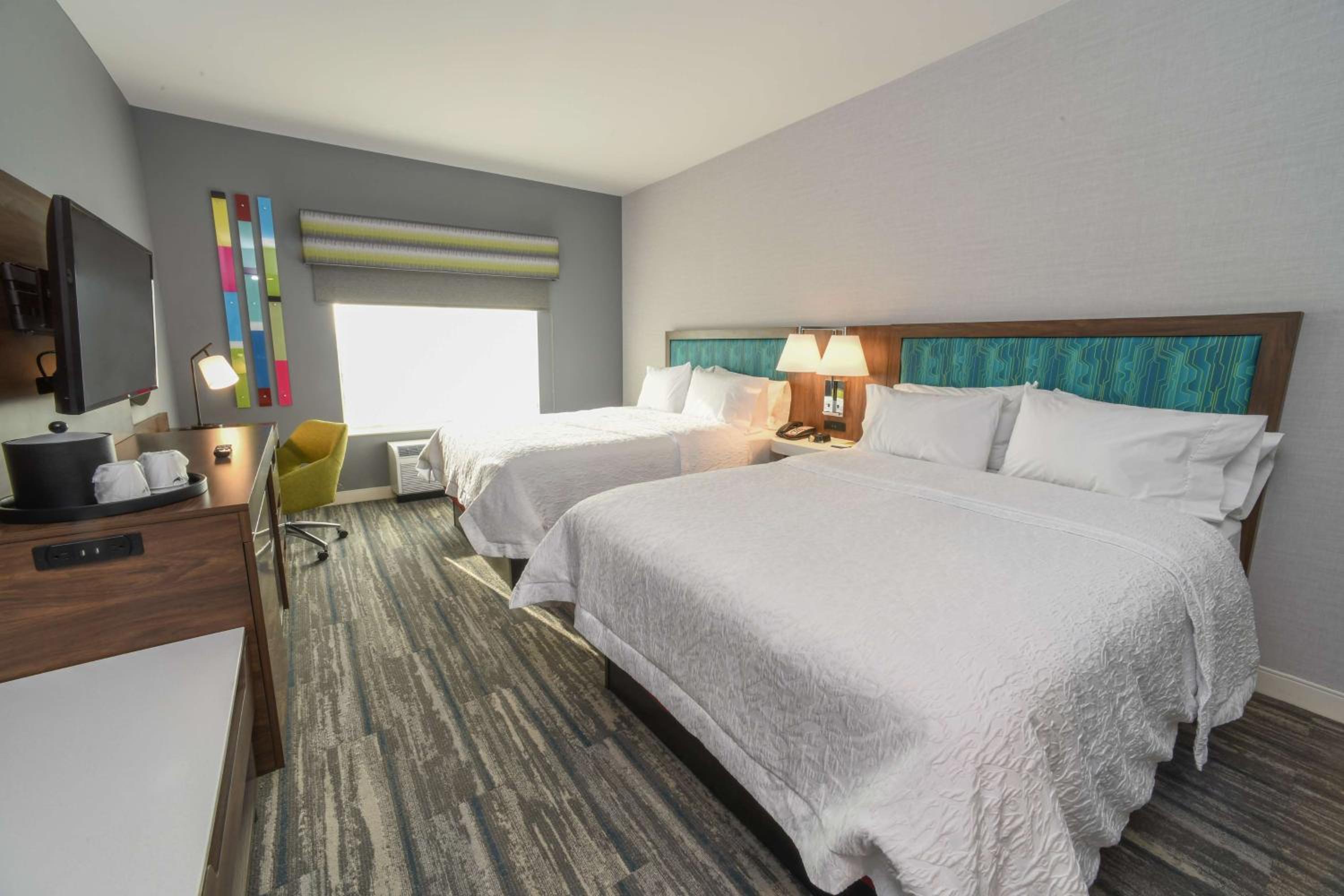 Queen Room with Two Queen Beds - Photo 2