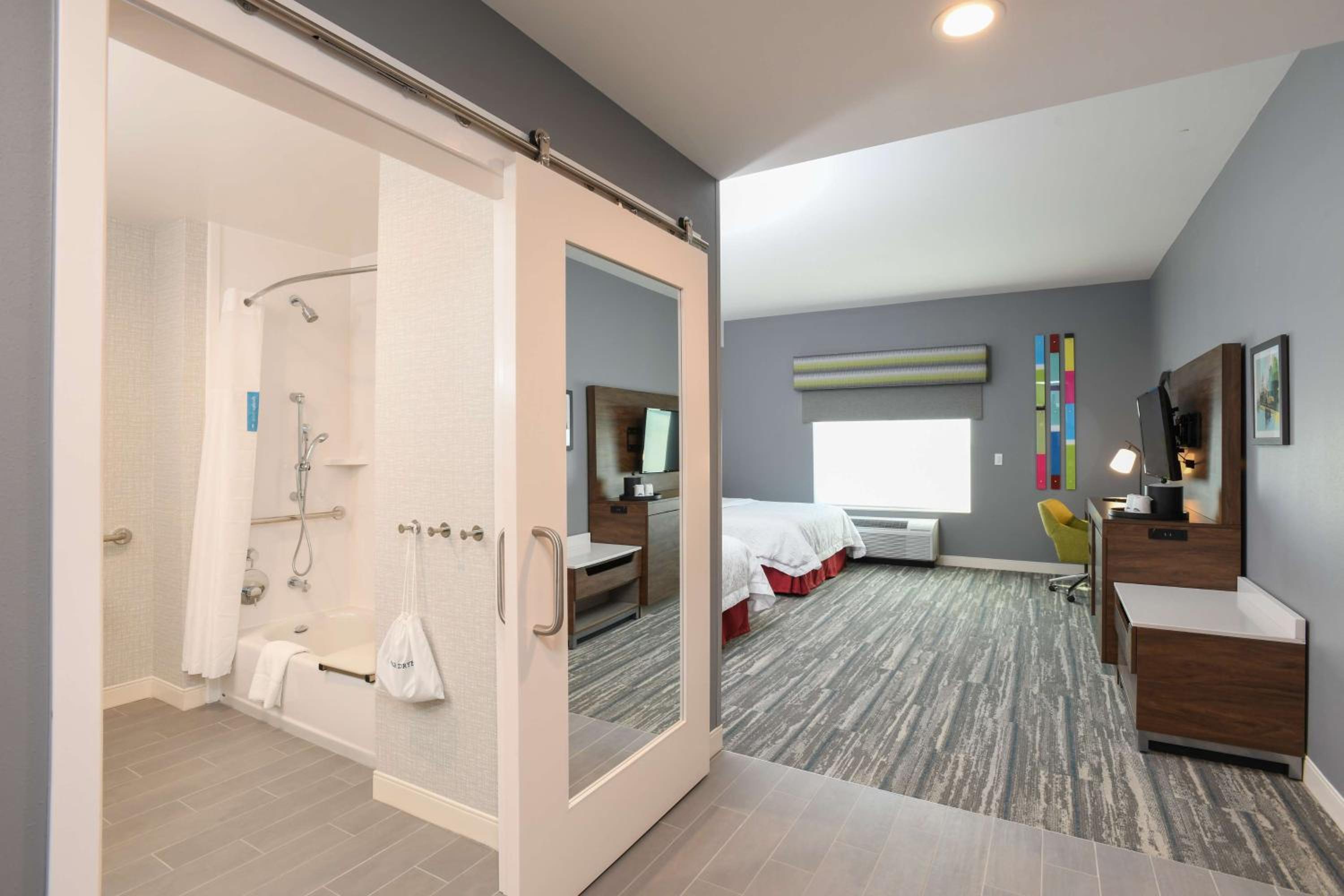 Queen Room with Bath Tub - Mobility Access/Non-Smoking - Photo 3