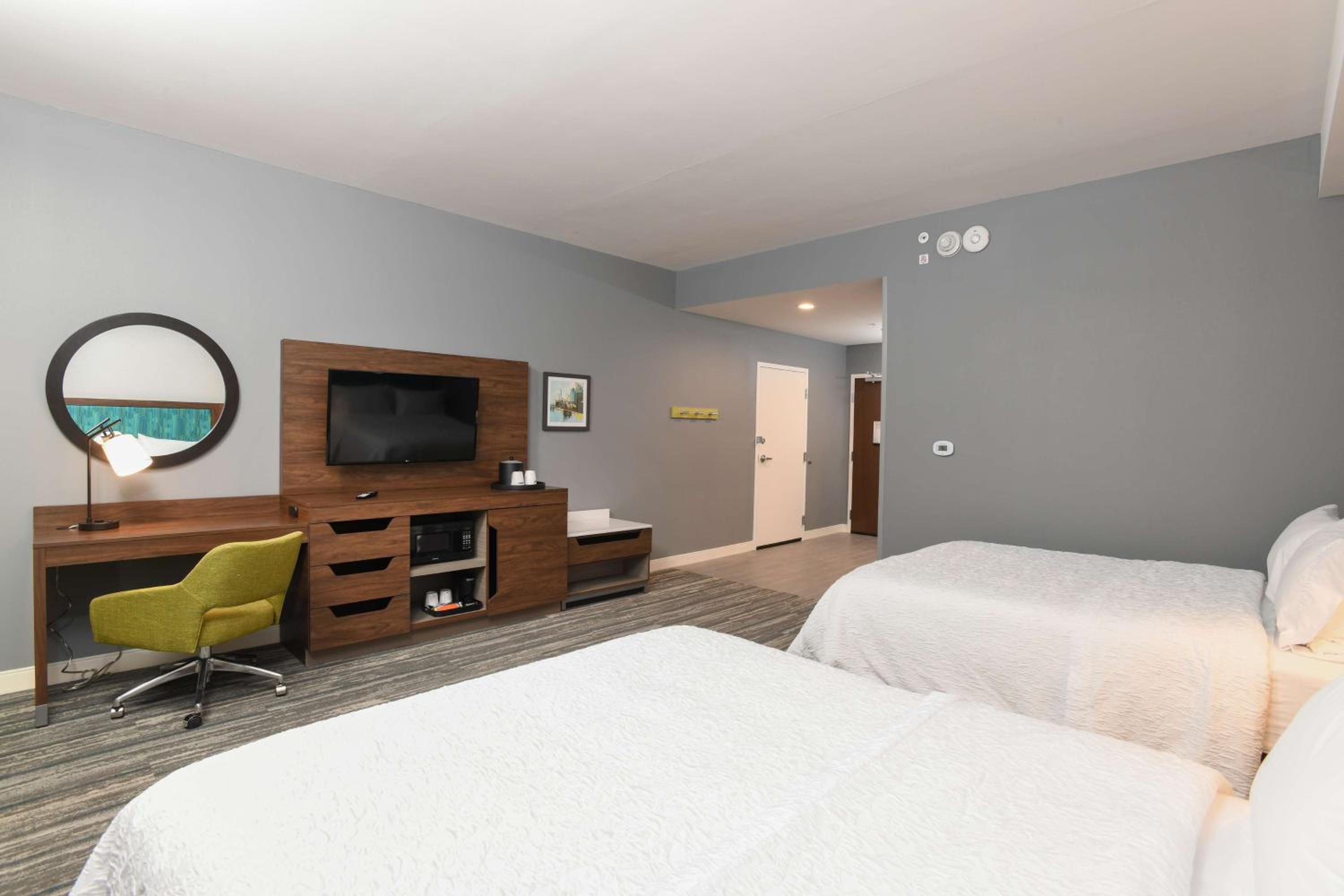 Queen Room with Bath Tub - Mobility Access/Non-Smoking - Photo 4