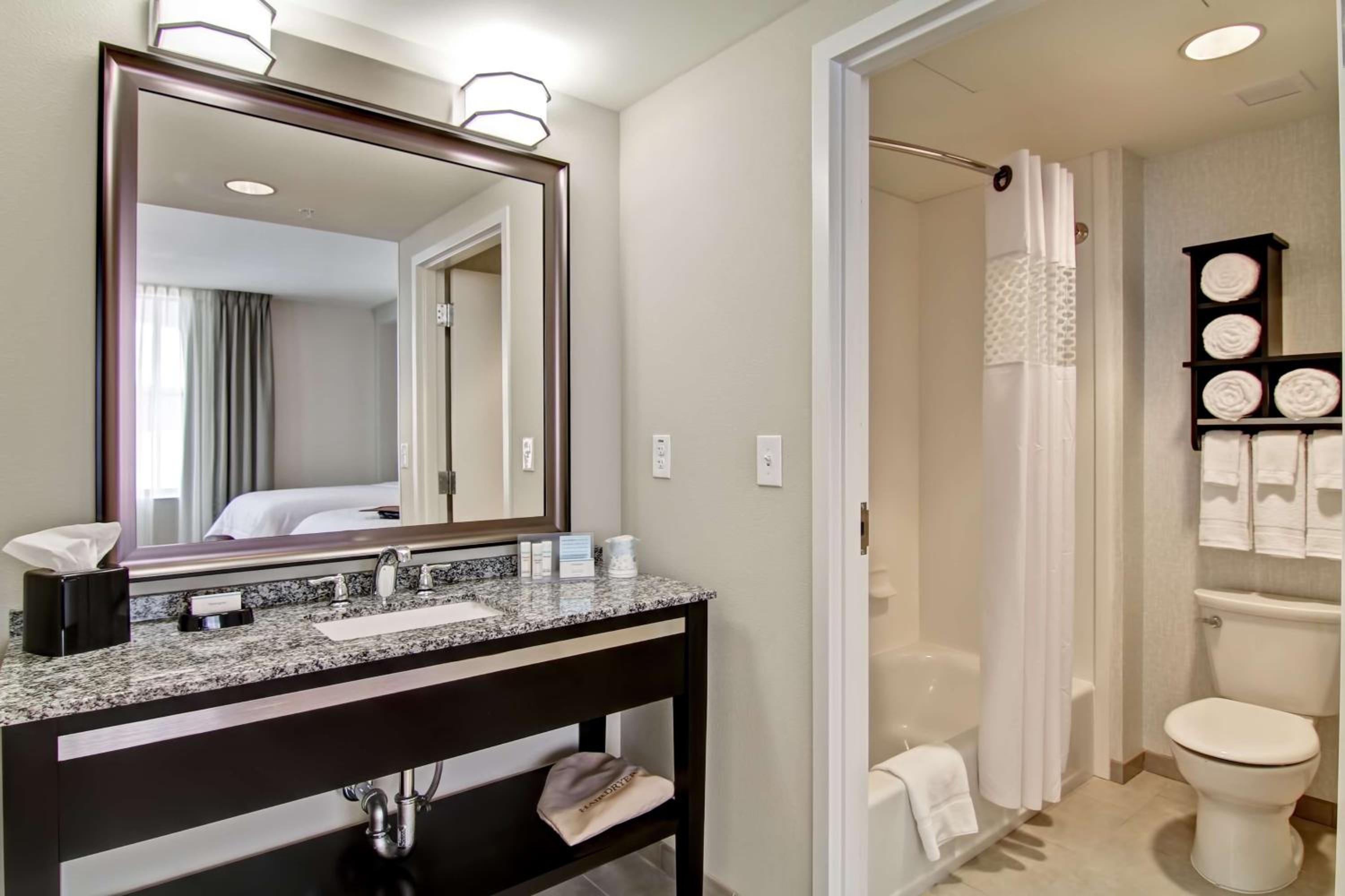 Queen Room with Two Queen Beds - Non-Smoking photo 2