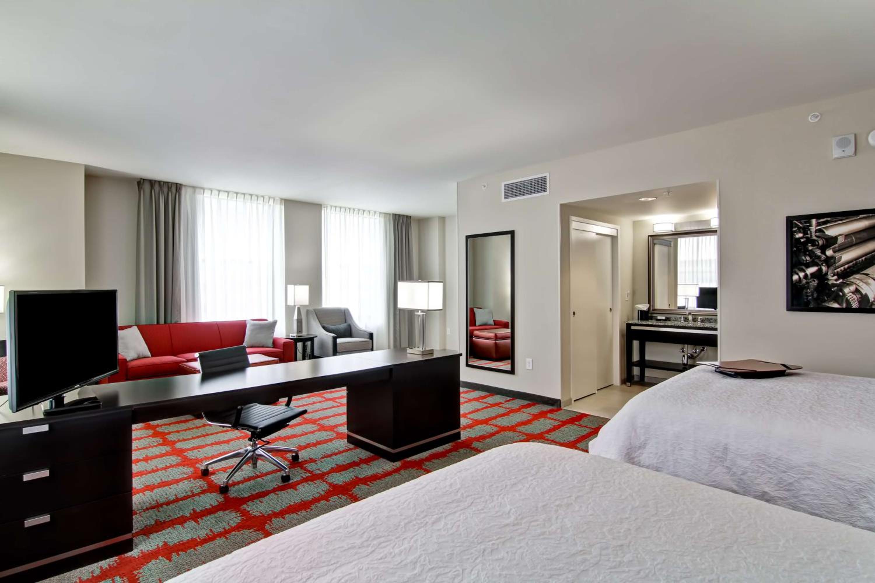 Queen Studio Suite with Two Queen Beds - Non-Smoking photo 3