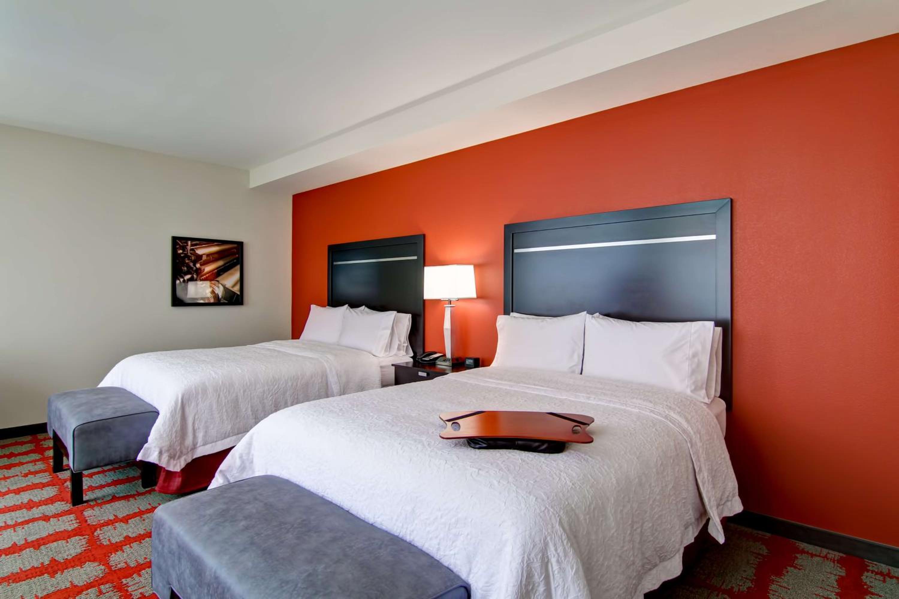 Queen Room with Two Queen Beds - Non-Smoking photo 3