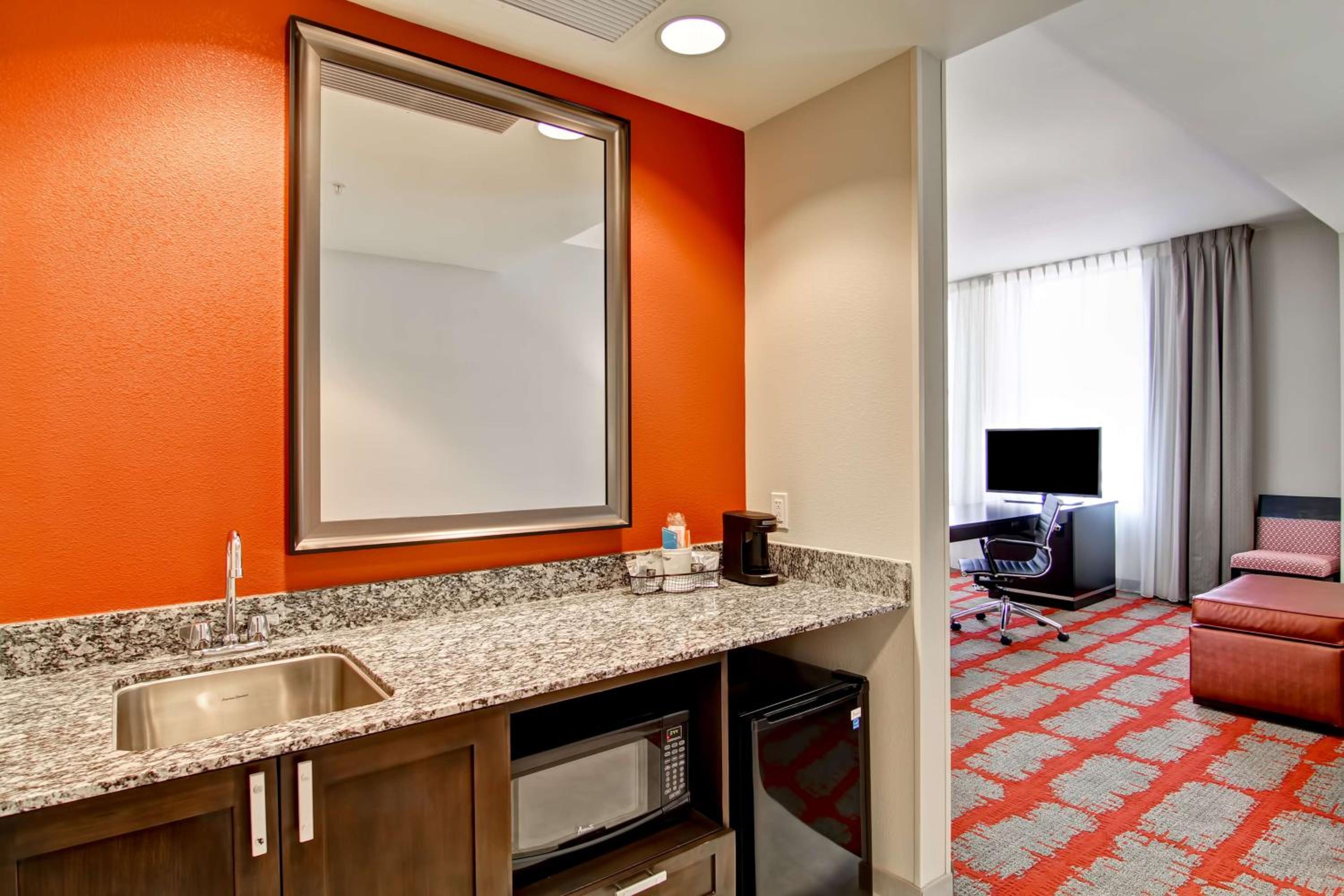 Queen Studio Suite with Two Queen Beds - Non-Smoking photo 2