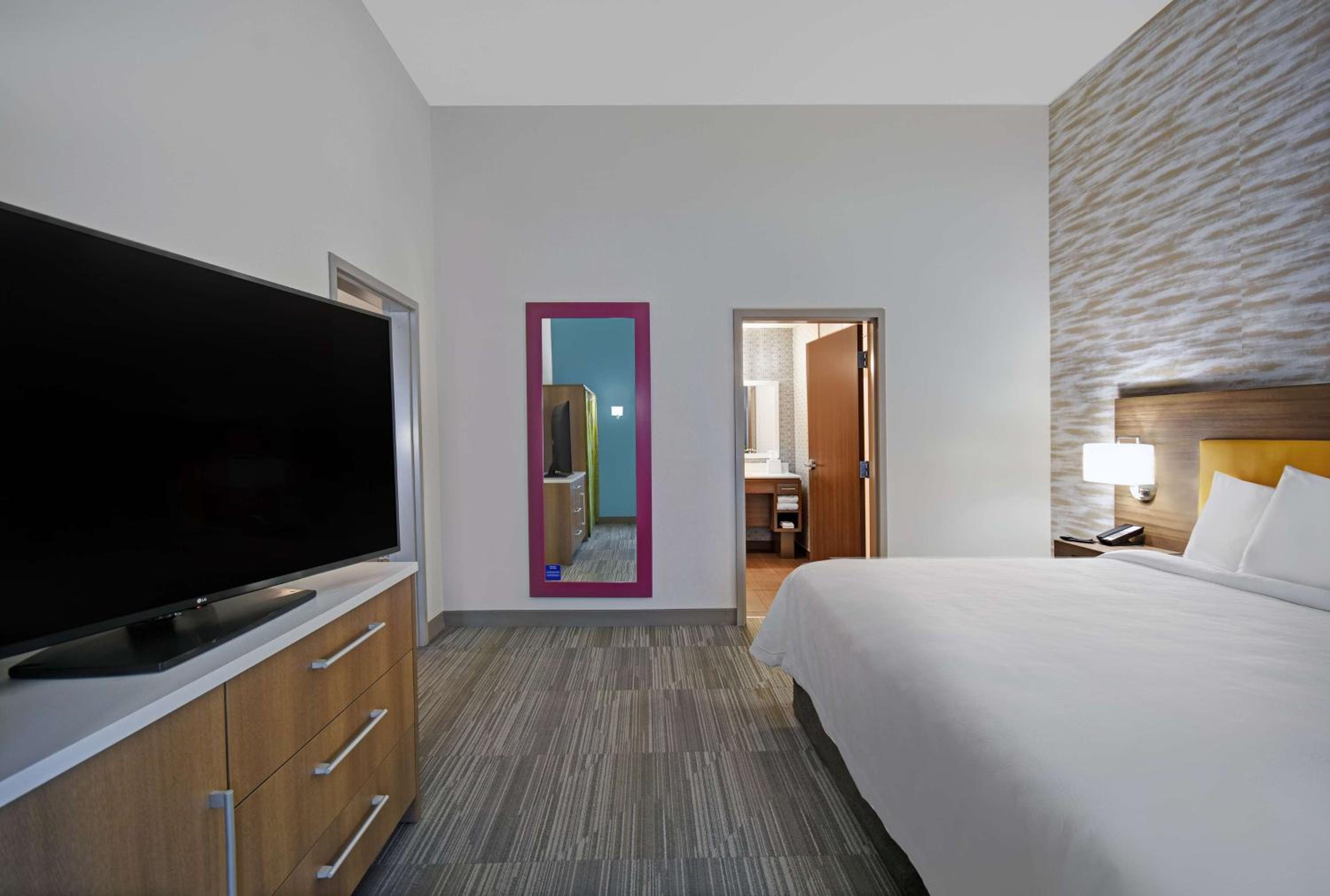 One-Bedroom King Suite - Non-Smoking - Photo 2