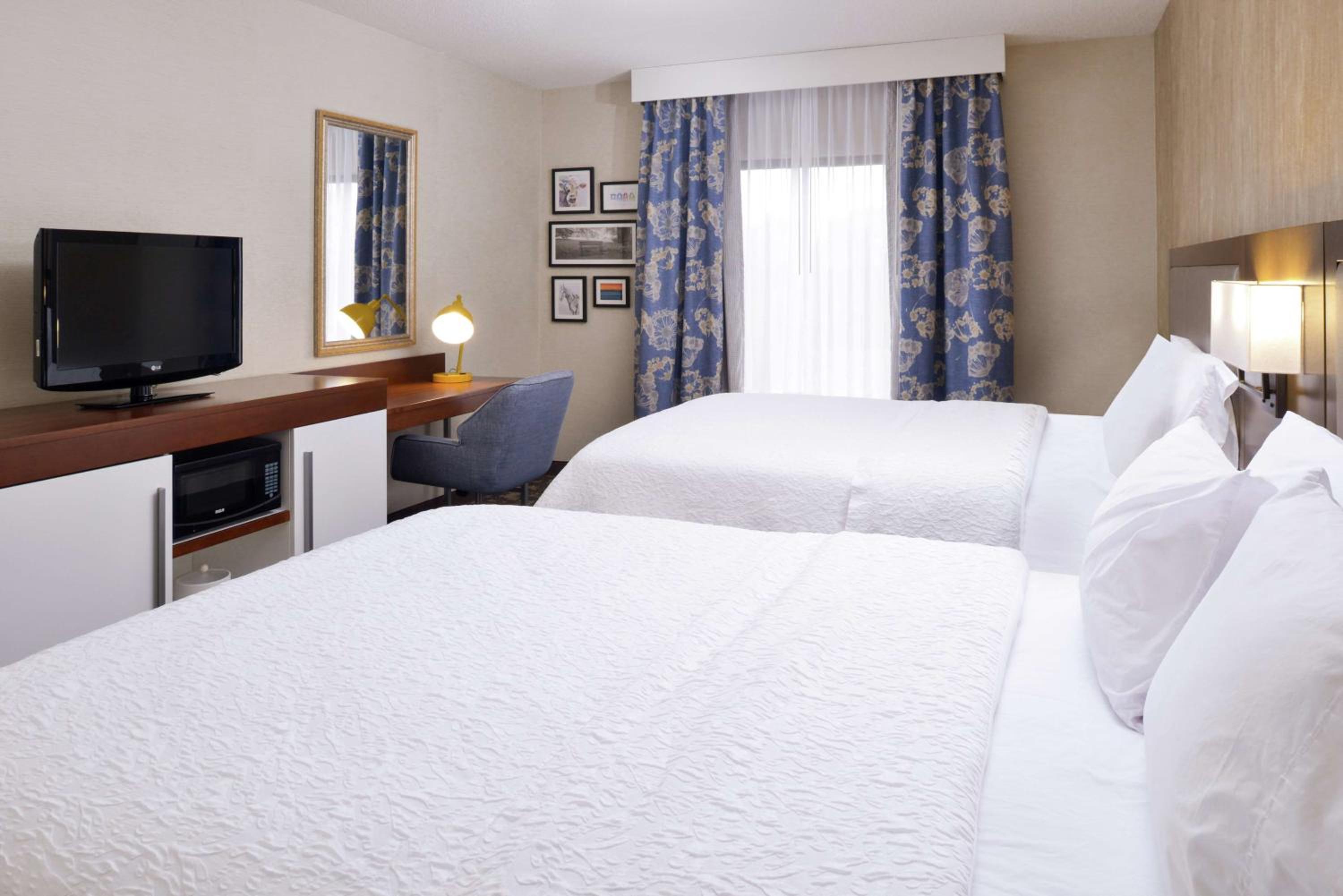 Room with Two Queen Beds - Non-Smoking - Photo 2