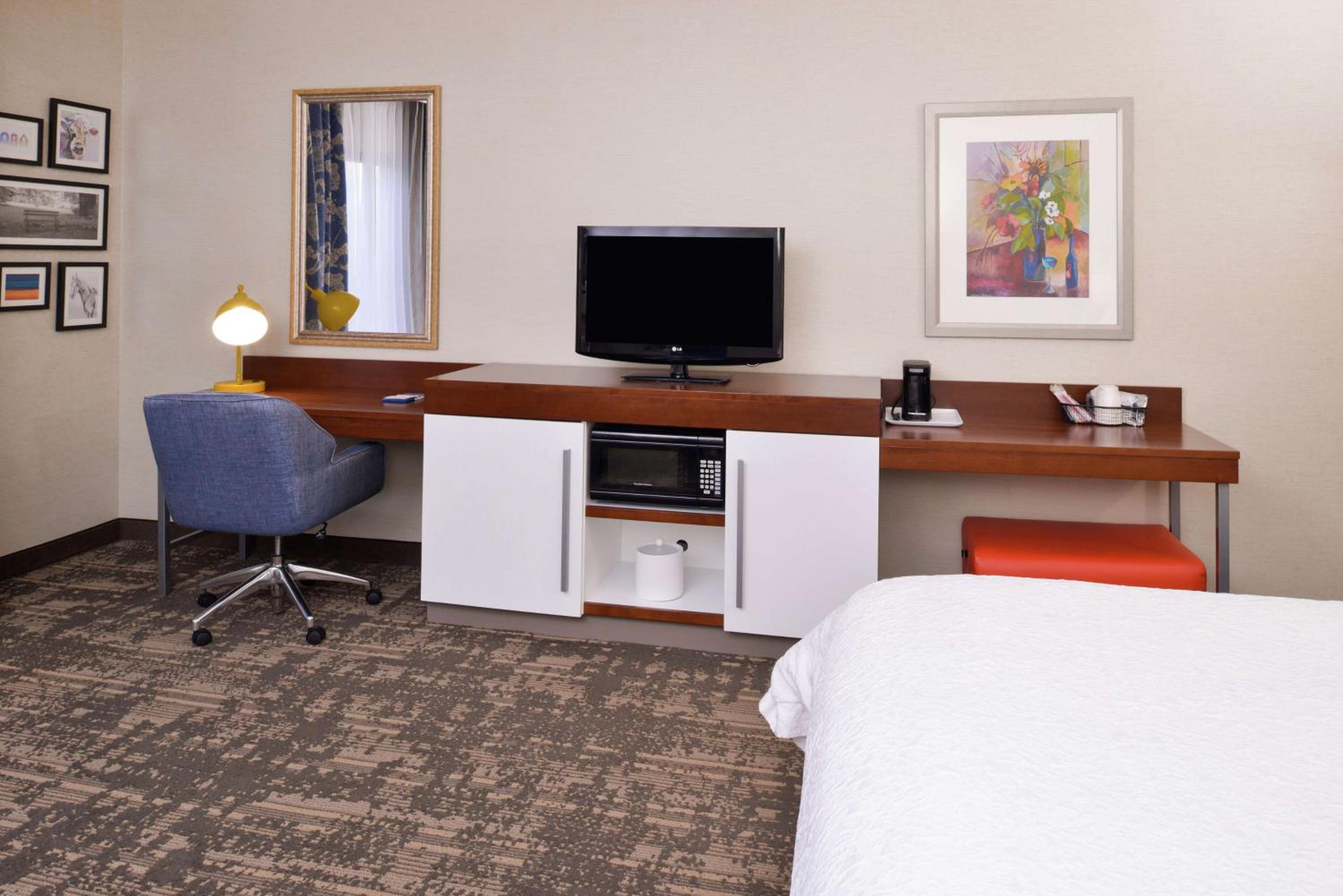 King Room with Sofa Bed and Study - Non-Smoking - Photo 3