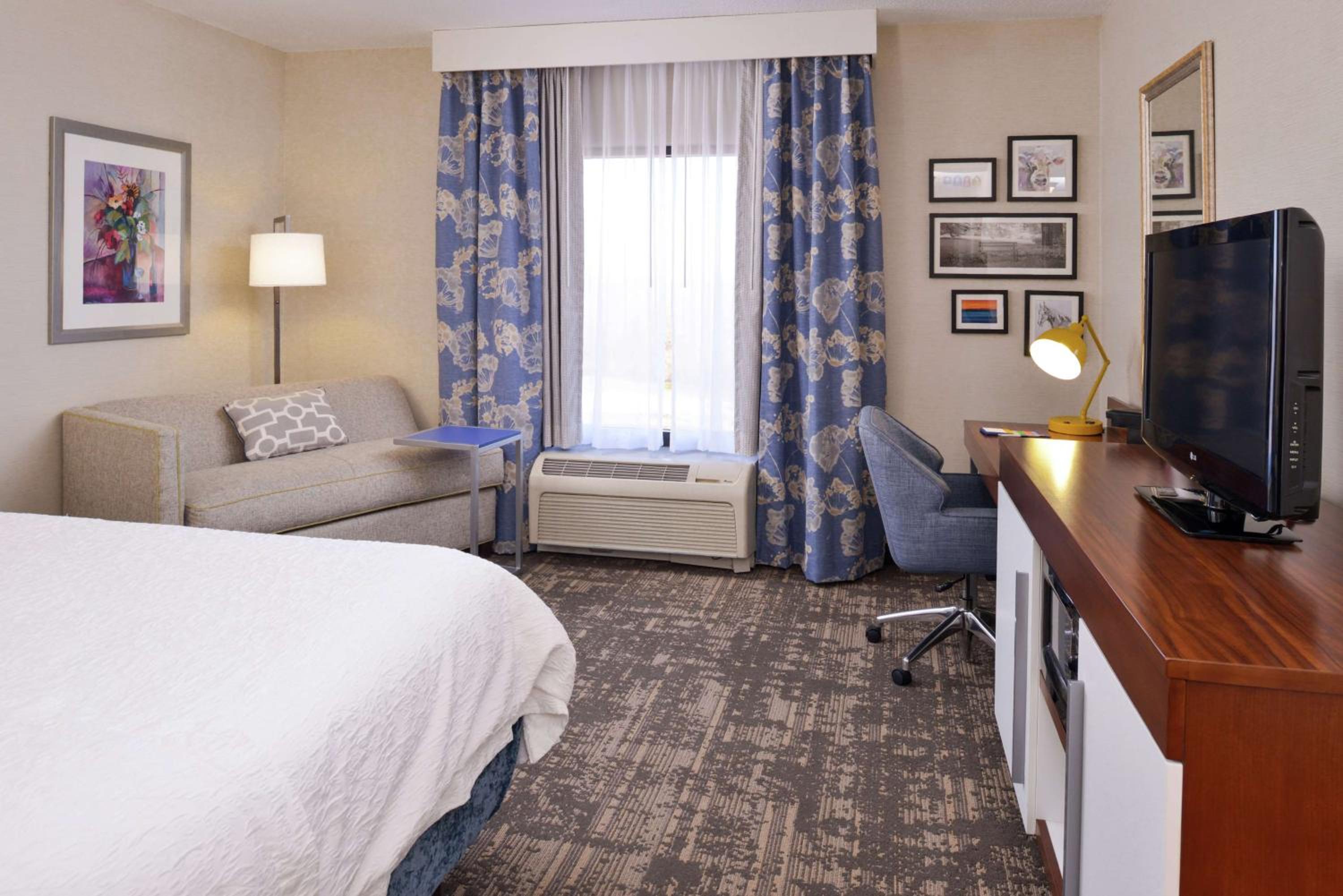 King Room with King Bed - Non-Smoking - Photo 3