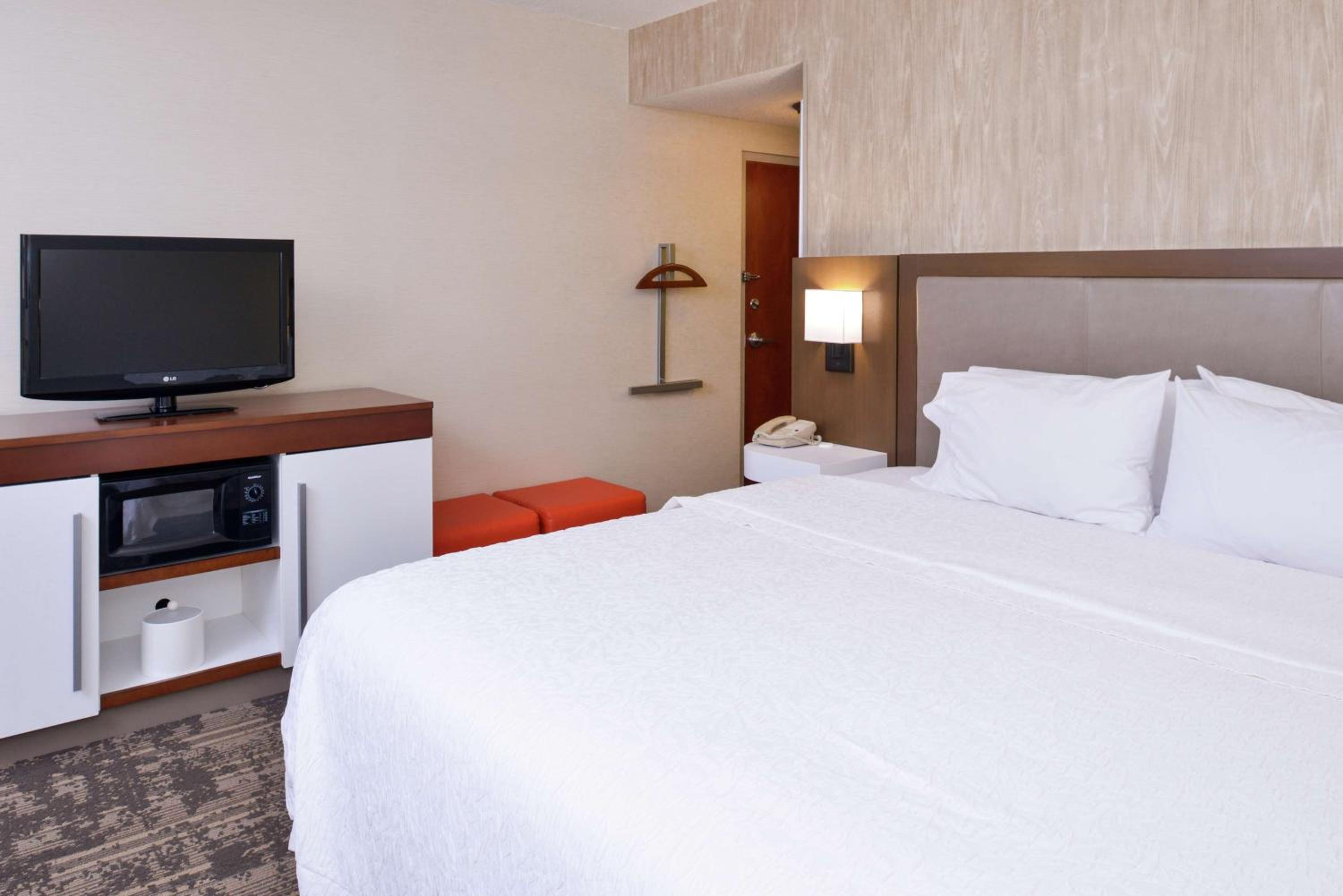 King Room with King Bed - Non-Smoking - Photo 2