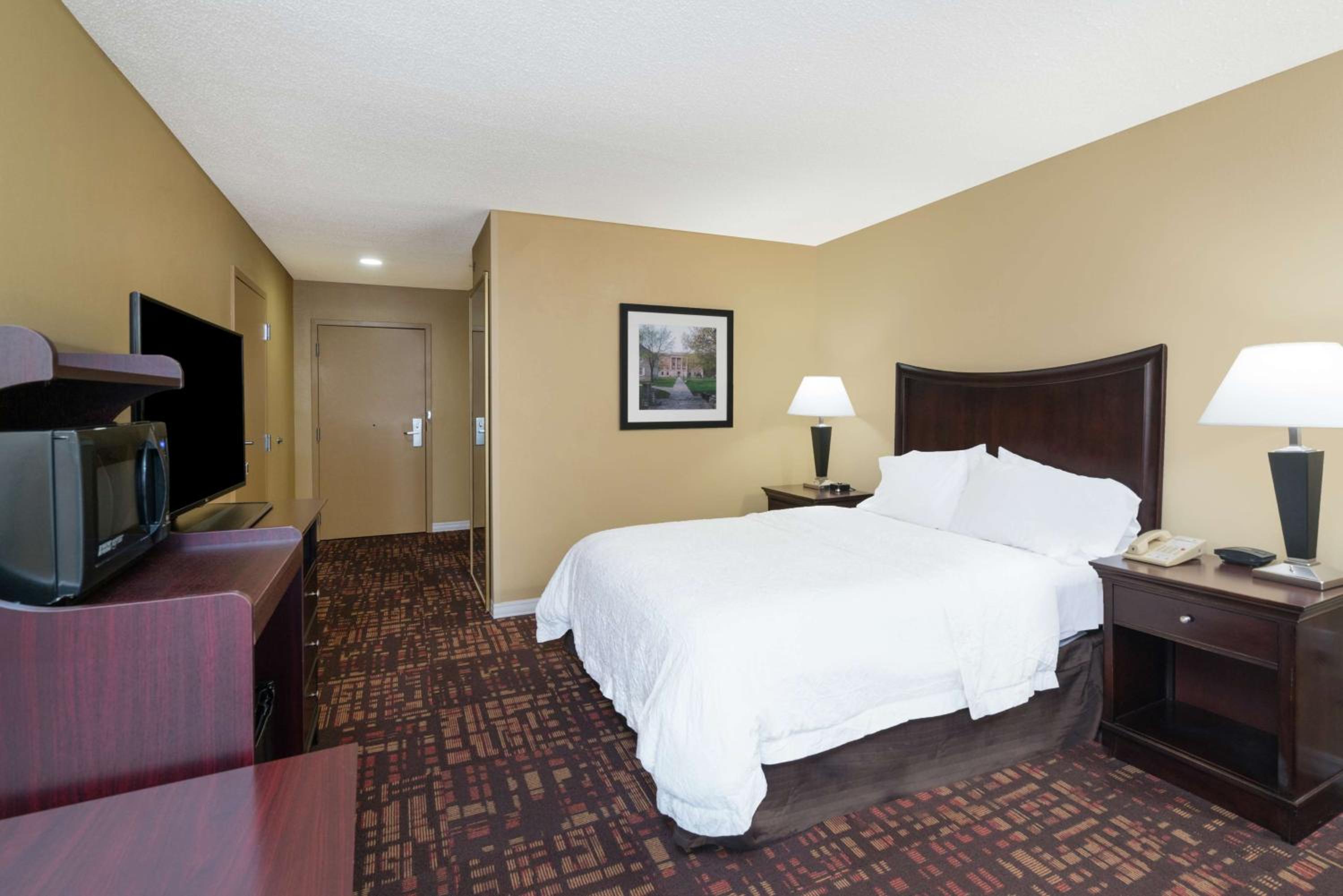 Queen Room with Mobility Access/Non-Smoking - Photo 2