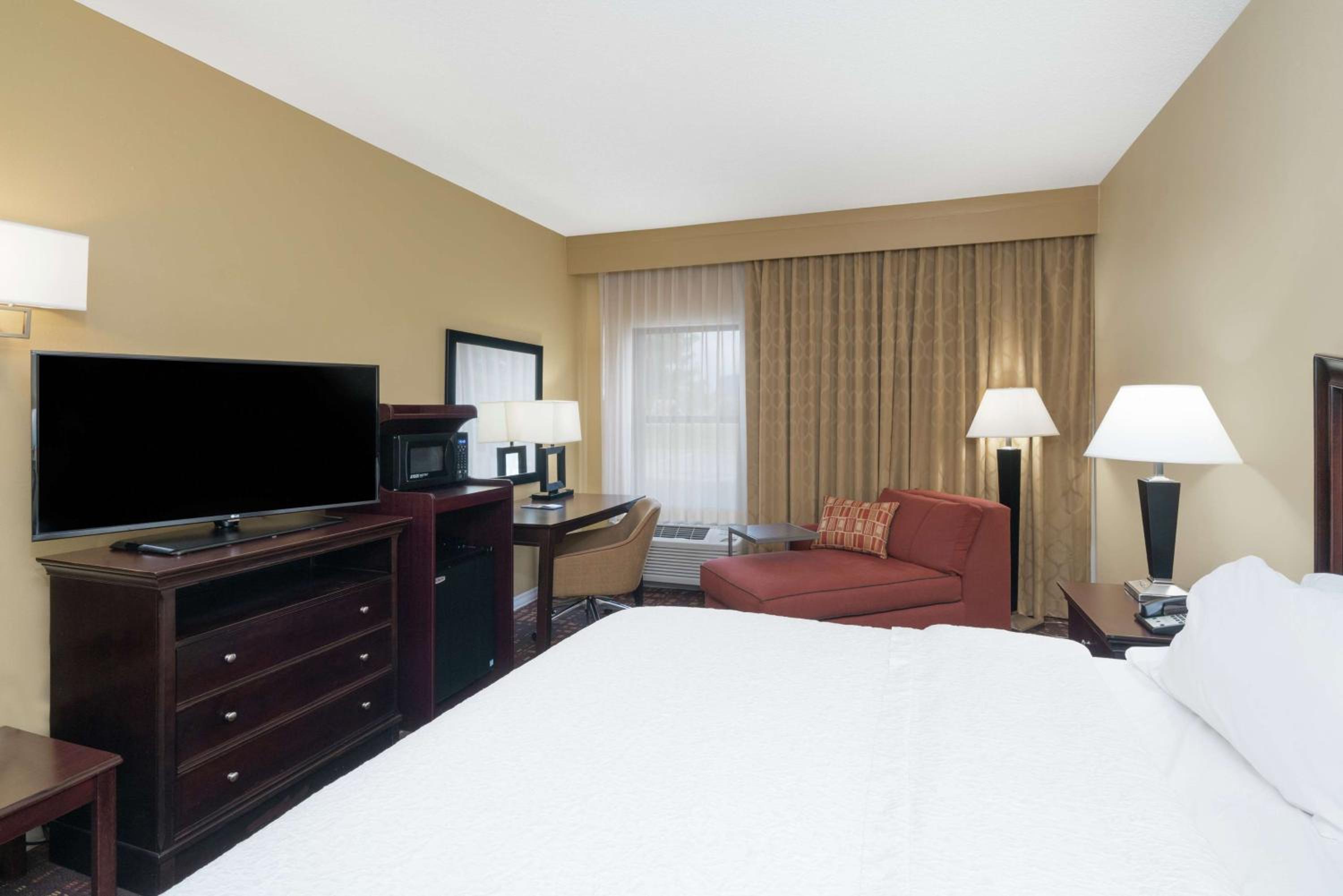 King Room with King Bed - Non-Smoking - Photo 1