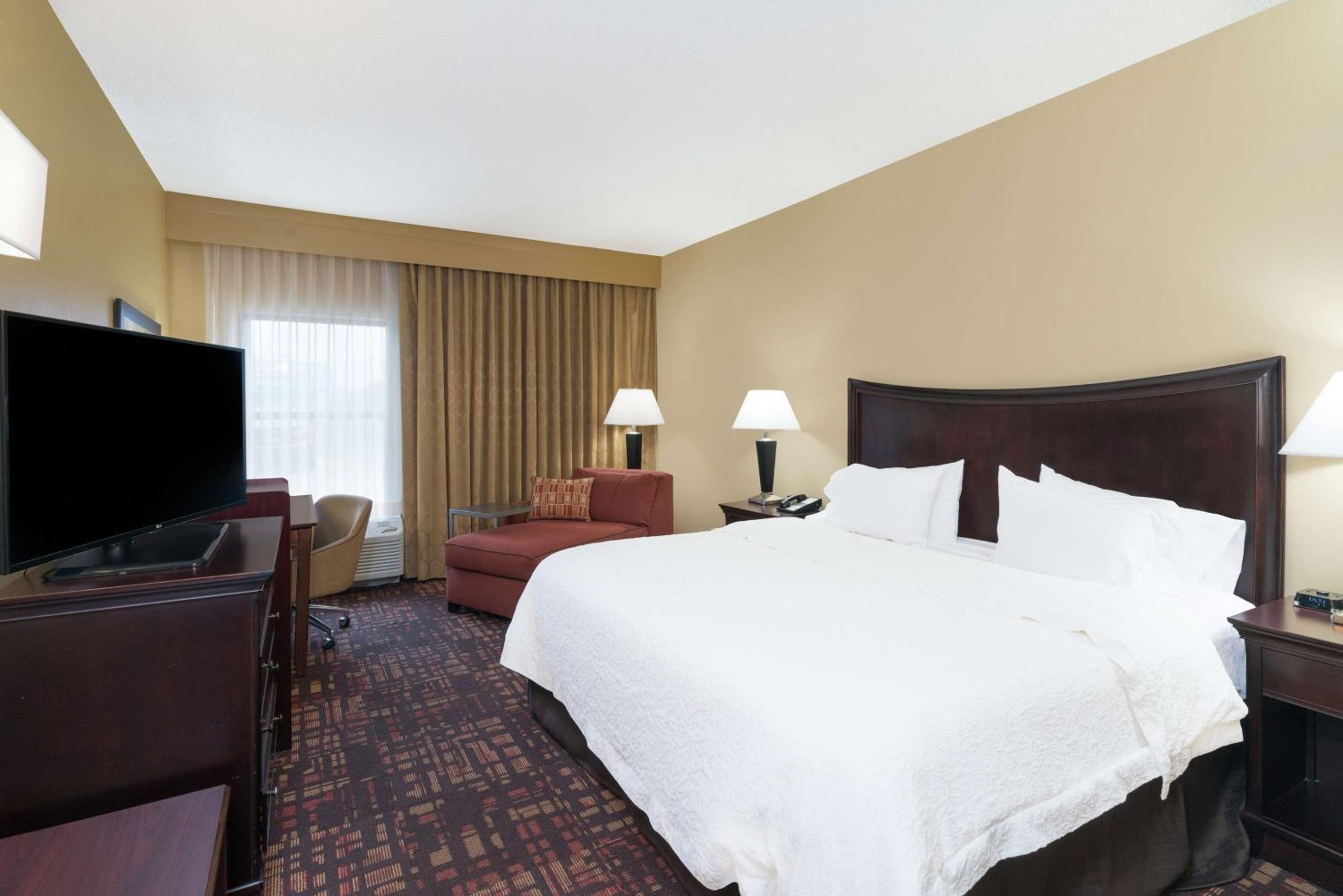 King Room with King Bed - Non-Smoking - Photo 2