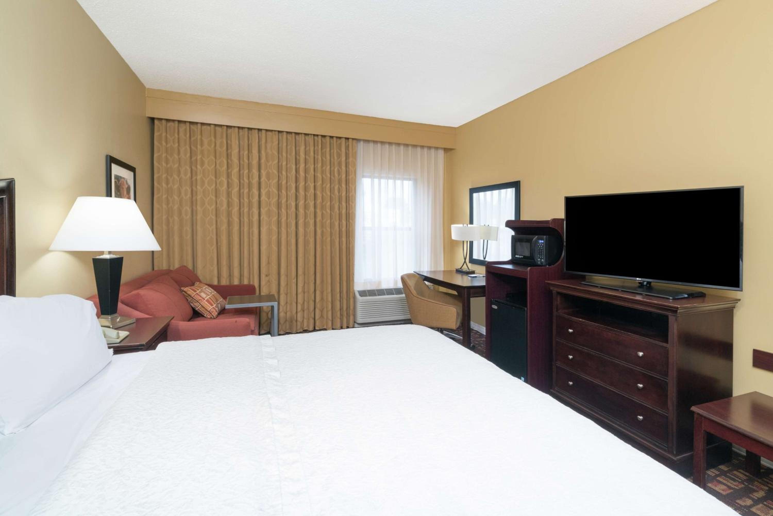 King Room with Sofa Bed and Study - Non-Smoking - Photo 3