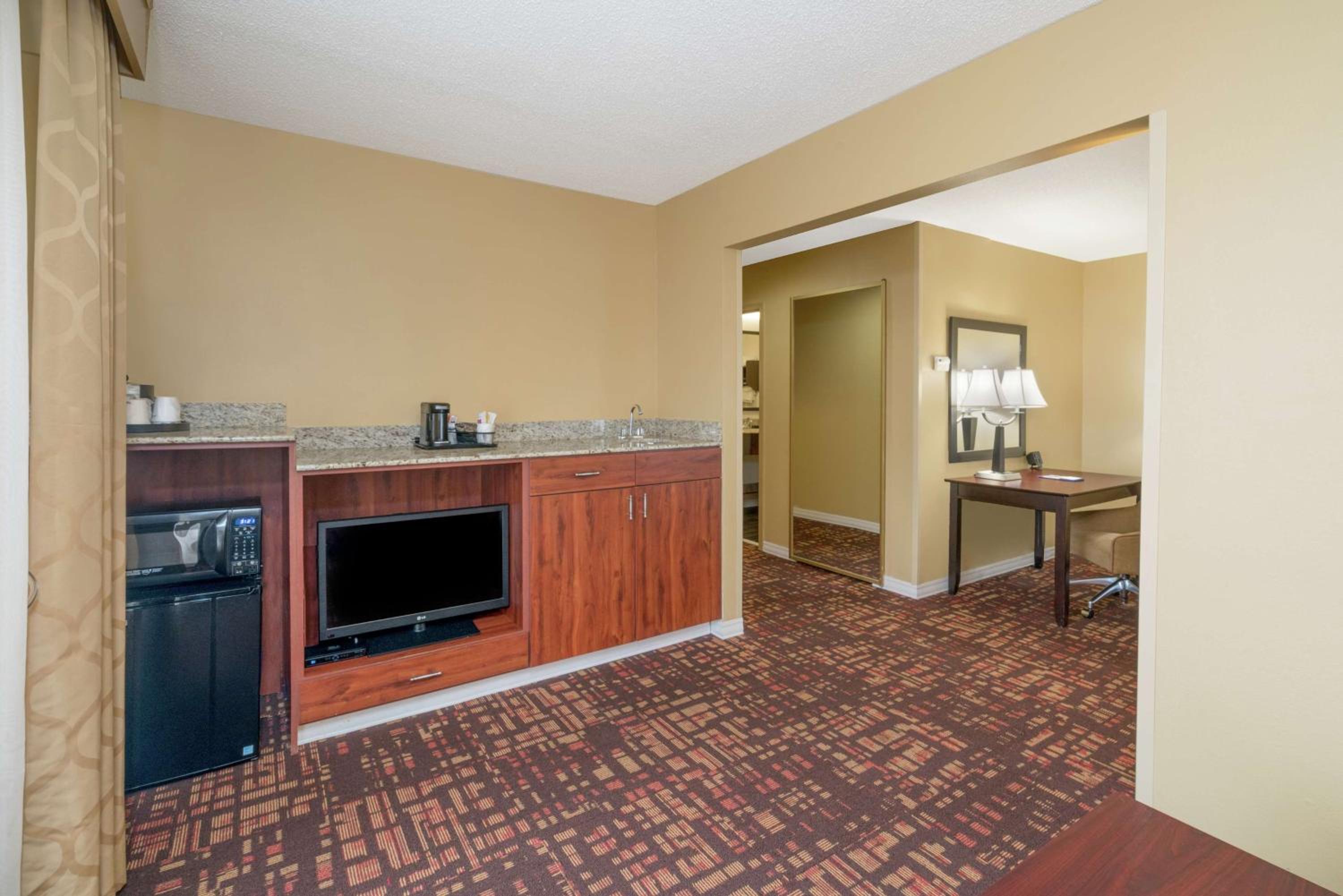 King Suite with Sofa Bed - Non-Smoking - Photo 3