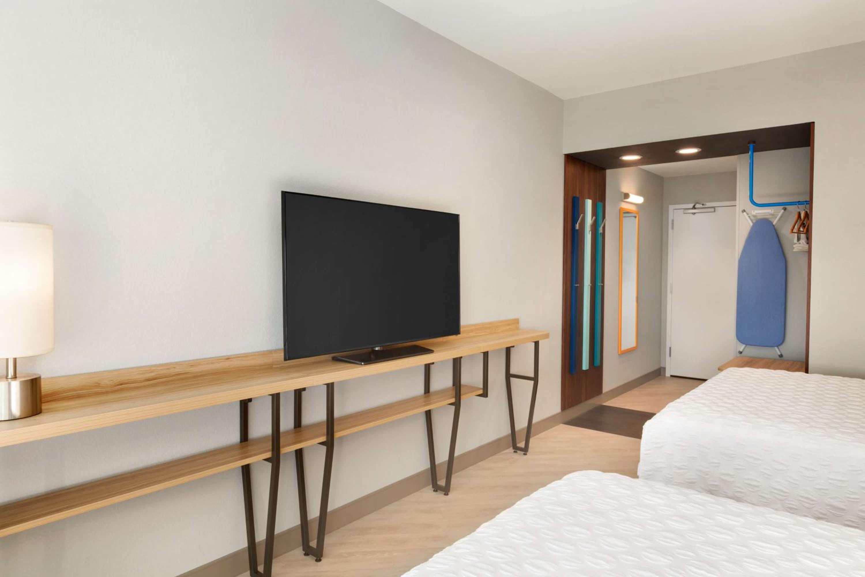Queen Room with Two Queen Beds photo 2