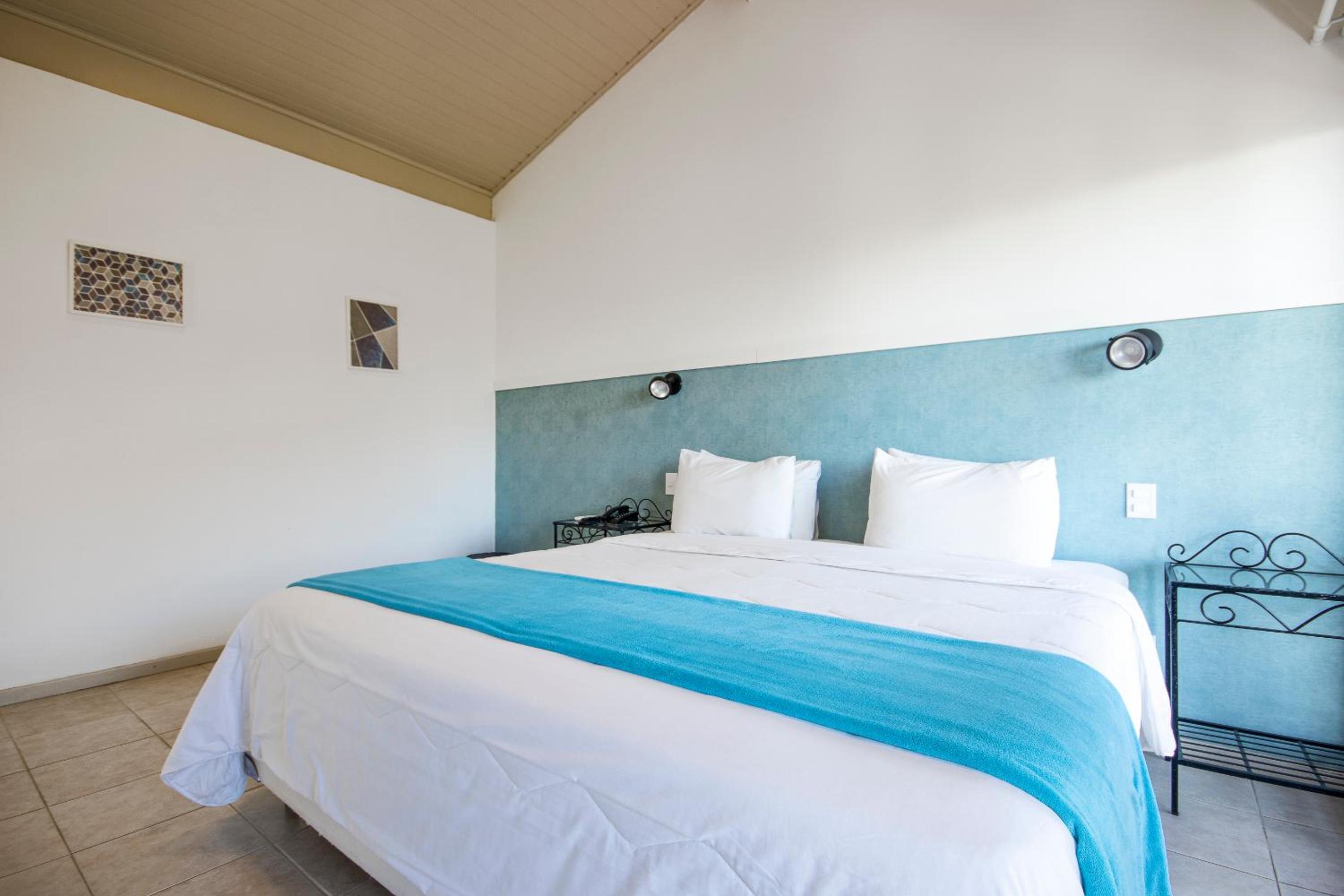 Double Room with Balcony and Sea View - Photo 1