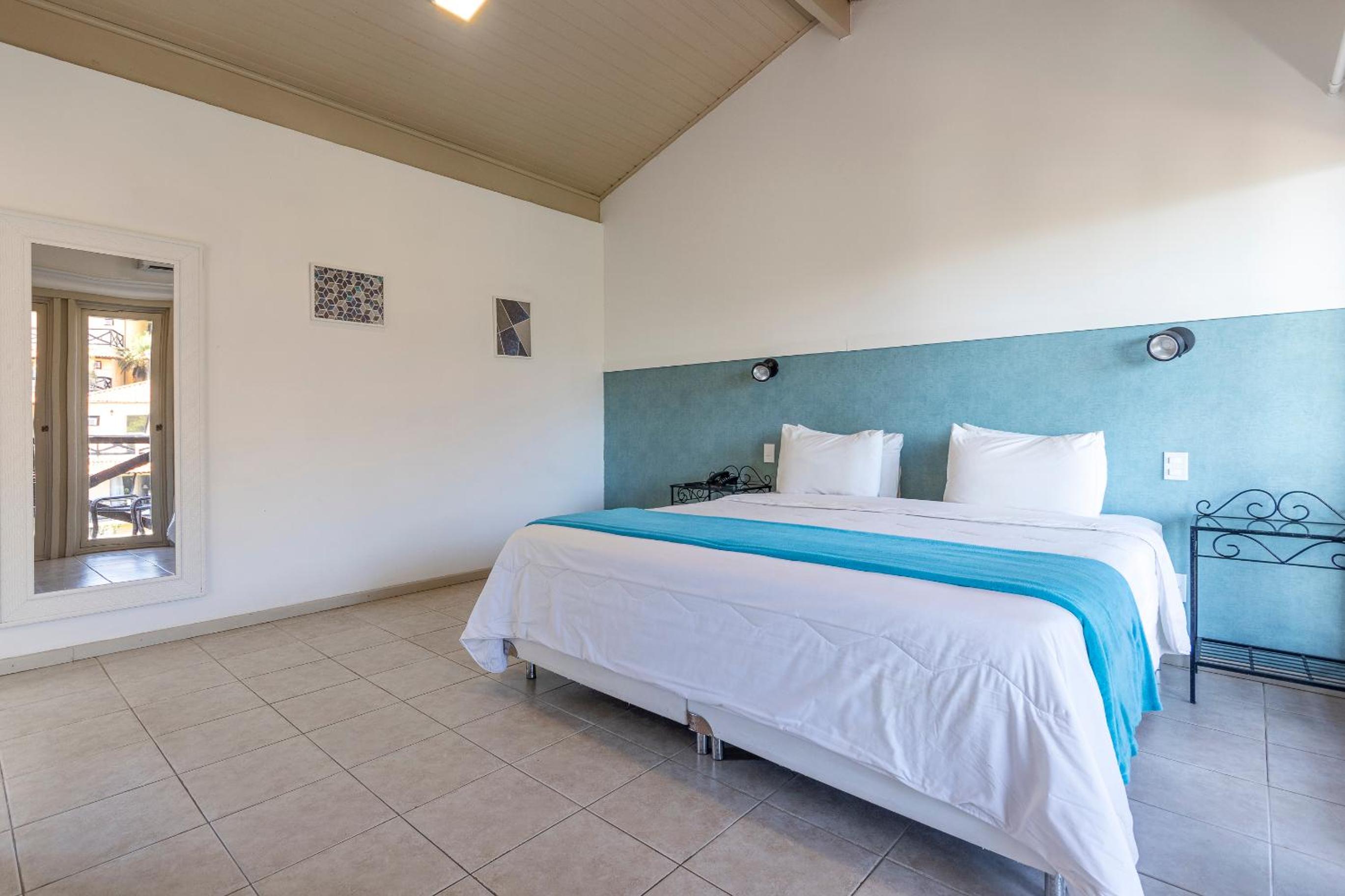 Double Room with Balcony and Sea View - Photo 14
