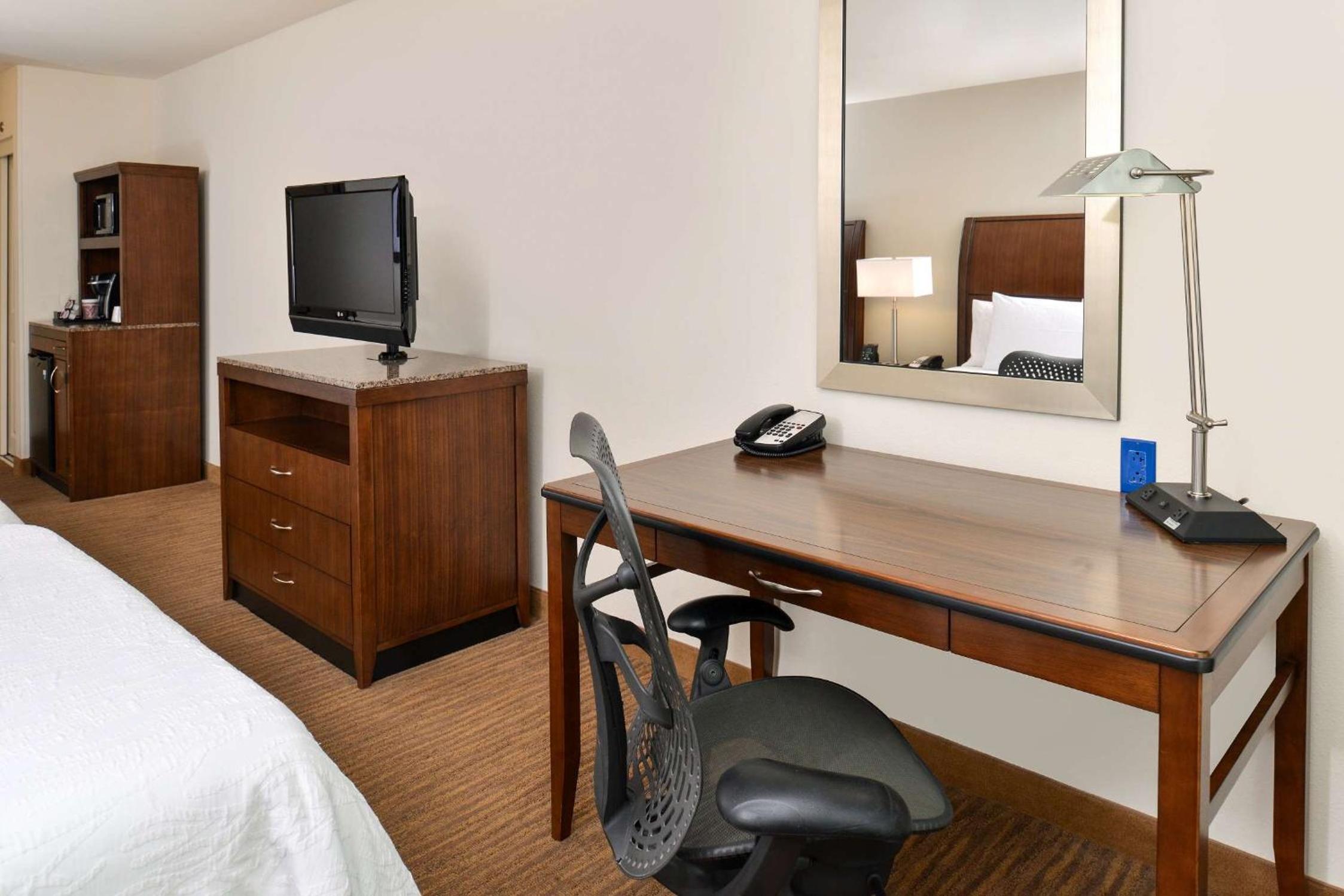 Queen Room with Two Queen Beds - Photo 4