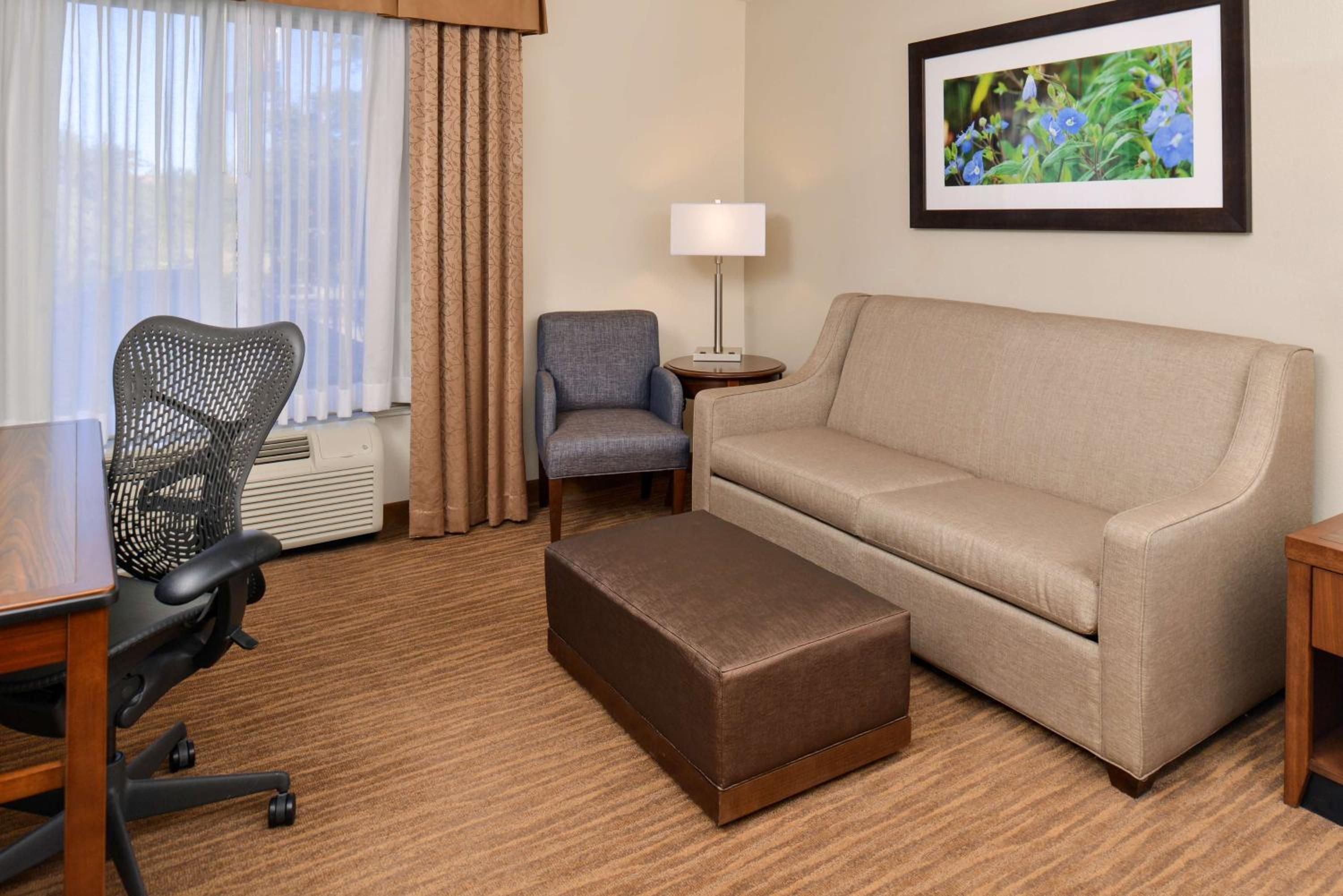 King Room with Sofa Bed - Photo 2